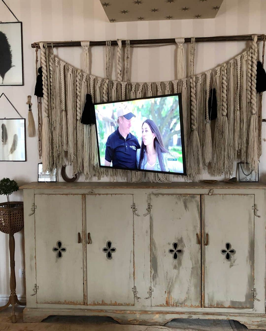 ドリュー・バリモアさんのインスタグラム写真 - (ドリュー・バリモアInstagram)「#FLOWERHomeHack I absolutely love watching TV in the bedroom, however I don’t love the look of a plasma screen on the wall. It takes away from the femininity of the room...so I went on Etsy ordered a hanging piece of art and did a home hack and when I’m done with my TV I just hide it behind it #Saturdaymorninghomehack  FLOWER Home inspiration  @flowerbydrew  @elledecor  @nytimes  @joannagaines  @fixerupper_hgtv  #cats」4月21日 0時01分 - drewbarrymore