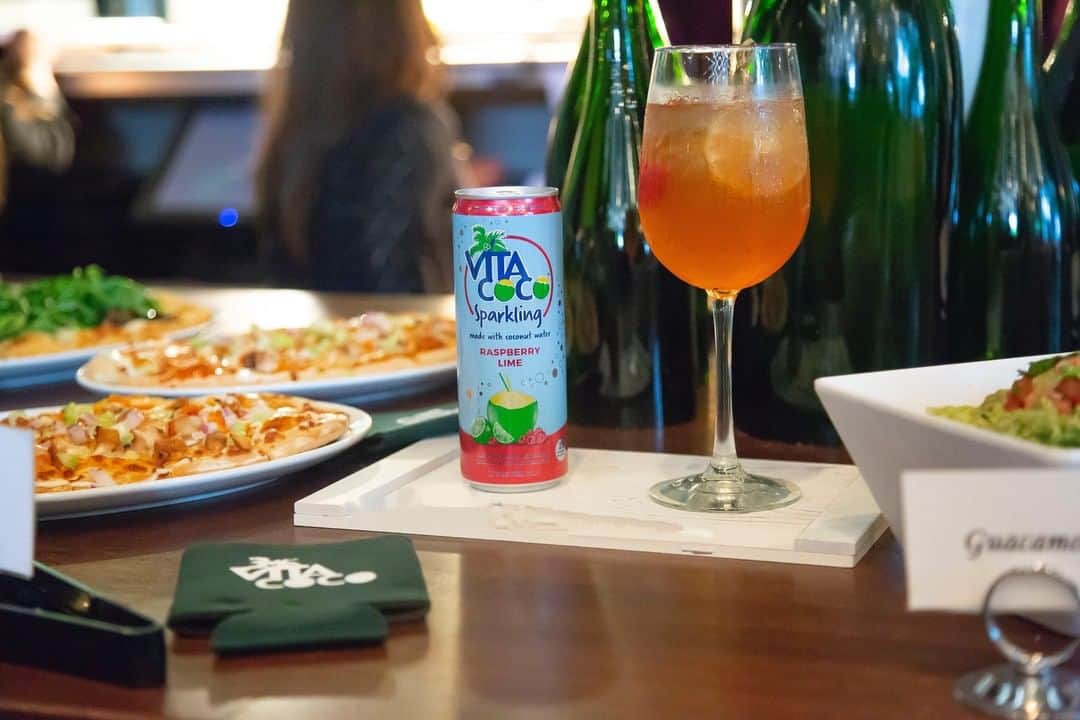 Vita Coco Coconut Waterのインスタグラム：「Whatever your thoughts are on pizza toppings, there's one thing that everyone can agree on: pizza and a Vita Coco cocktail make a great pair.」