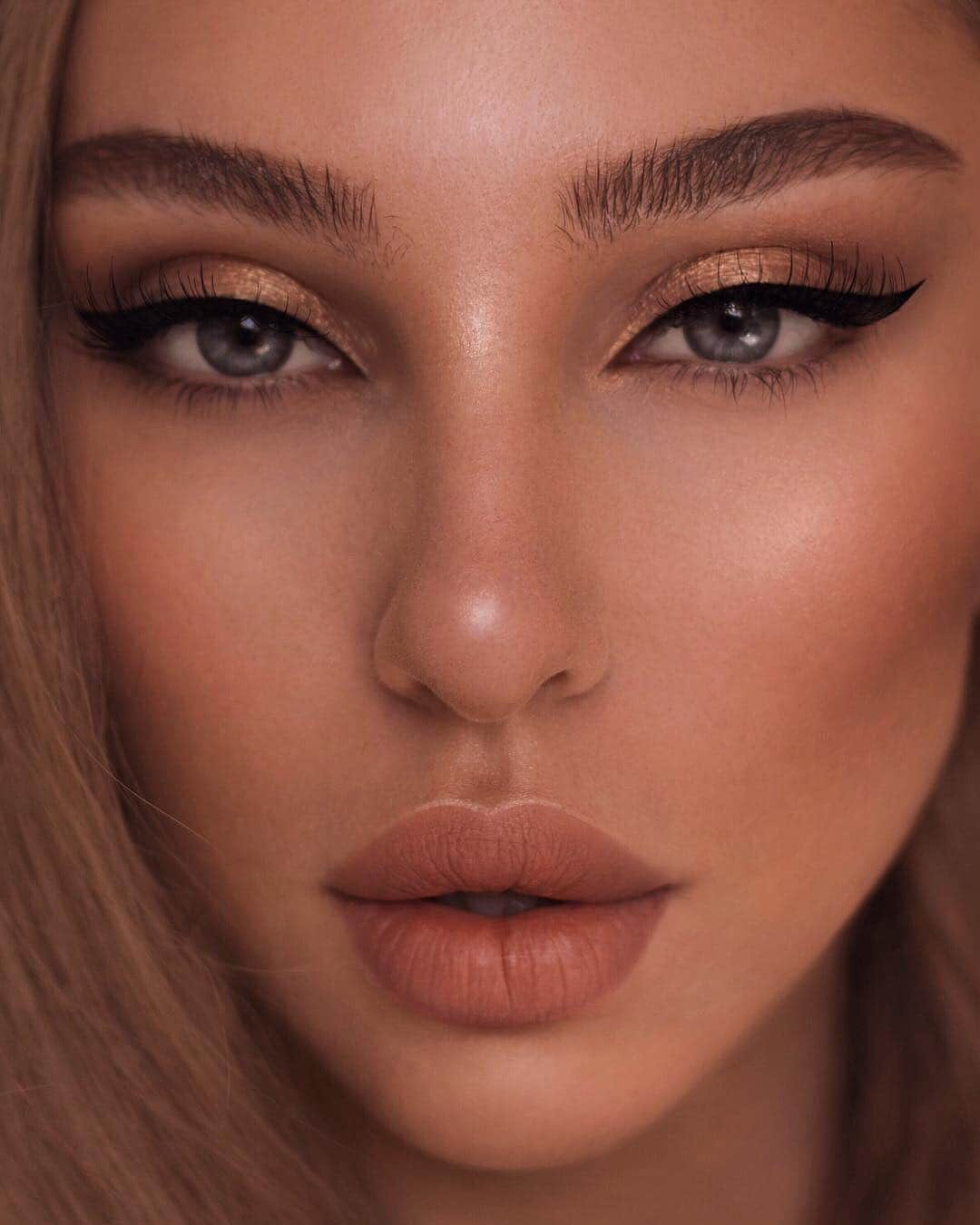 Too Facedさんのインスタグラム写真 - (Too FacedInstagram)「OBSESSED 😍 Double tap if you think @swetlanapetuhova's look using our NEW Better Than Sex Eyeliner is EVERYTHING! #betterthansex #toofaced」4月21日 0時00分 - toofaced