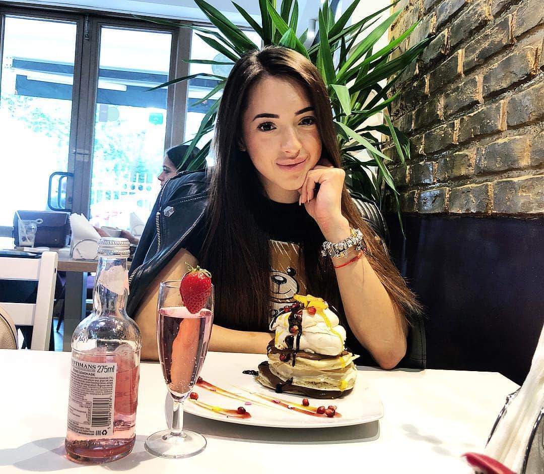 ラリサ・ヨルダケのインスタグラム：「Dupa o saptamana zapacita m-am rasfatat cu niste pancakes-uri delicioase de la @pancakesandmorebistro . #multumesc 🥞🥂🌸 Multumesc @madalinamisu ❤️」