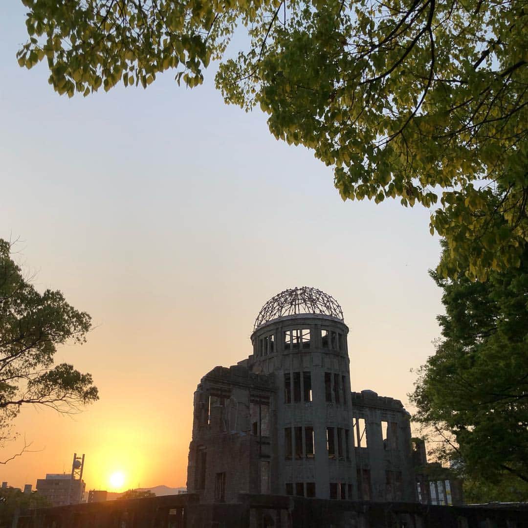平山ユージさんのインスタグラム写真 - (平山ユージInstagram)「Looking at sunset of Hiroshima. Folded hands 🙏 広島の夕日を見ています。 合掌 @fisehiroshima  #原爆ドーム」4月21日 0時14分 - yuji_hirayama_stonerider