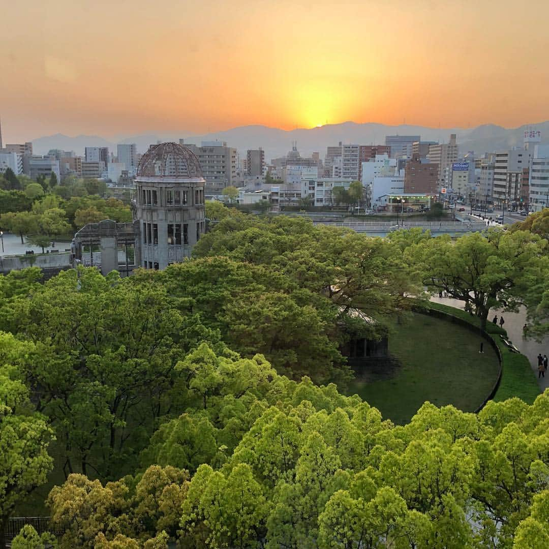 平山ユージさんのインスタグラム写真 - (平山ユージInstagram)「Looking at sunset of Hiroshima. Folded hands 🙏 広島の夕日を見ています。 合掌 @fisehiroshima  #原爆ドーム」4月21日 0時14分 - yuji_hirayama_stonerider