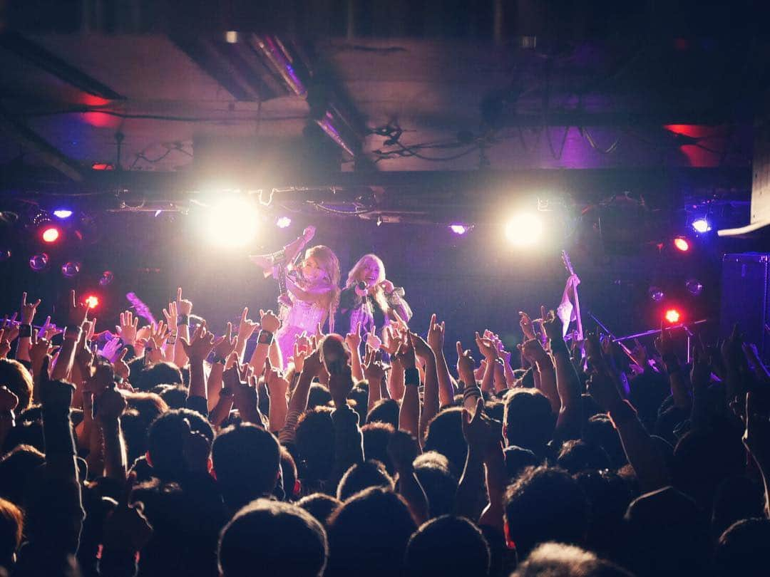 R!Nさんのインスタグラム写真 - (R!NInstagram)「#Aldious Tour2019 "Evoke" 初日 @ F.A.D.横浜！  ものすごい熱気！ これでもかというほどの盛り上がりで、煽れば煽るほど、想像以上のパワーが返ってきて、最初から最後までぶっちぎりの激アツライブでした。  これがAldiousが見てきた世界か…！と、とっても感動しました。  ステージからめちゃくちゃ楽しそうなみんなと、そして今日遊びに来てくれていたSAKIちゃんが見えて、本当に嬉しかったぁ  セトリも新たに覚える曲があったりと試行錯誤を繰り返して本番に臨みました。今ではすっかり日常生活にいつもAldiousの音楽があります。自然と、そしてふとしたときに口ずさむ程に身にしみてきている…すっかり虜になってしまいました。笑  そんなメンバーと一緒にこれから沢山の場所に歌いに行けるのがとても楽しみです！今日はありがとうございました。次は新潟でお会いしましょう！  みんなも首や喉休めてね😌  #Aldious #Tour2019 #Evoke #RIN #Aldioussawa #Aldiousmarina #Aldiousyoshi #Aldioustoki #ツアー #fad横浜 #fadyokohama #yokohama #singersongwriter #vocalist #新衣装」4月21日 0時14分 - rin_gemie