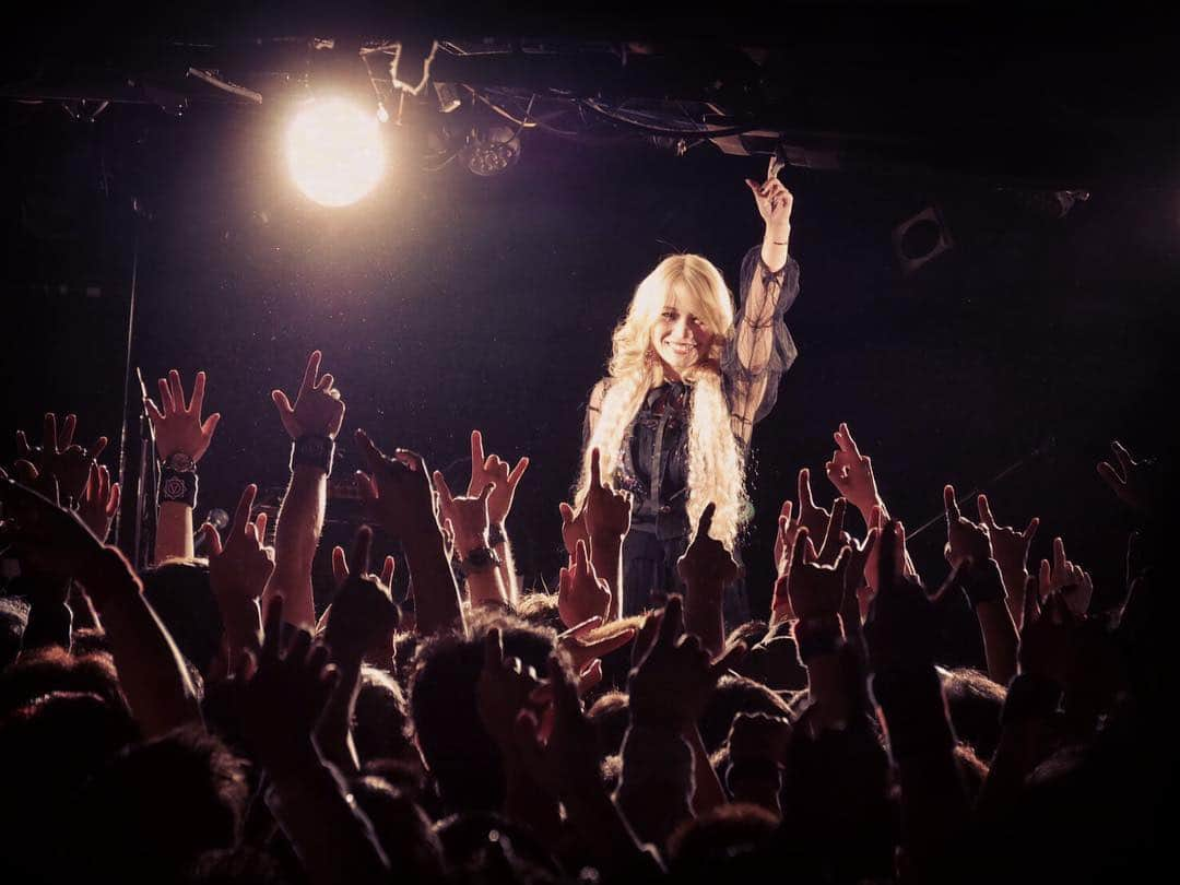 R!Nさんのインスタグラム写真 - (R!NInstagram)「#Aldious Tour2019 "Evoke" 初日 @ F.A.D.横浜！  ものすごい熱気！ これでもかというほどの盛り上がりで、煽れば煽るほど、想像以上のパワーが返ってきて、最初から最後までぶっちぎりの激アツライブでした。  これがAldiousが見てきた世界か…！と、とっても感動しました。  ステージからめちゃくちゃ楽しそうなみんなと、そして今日遊びに来てくれていたSAKIちゃんが見えて、本当に嬉しかったぁ  セトリも新たに覚える曲があったりと試行錯誤を繰り返して本番に臨みました。今ではすっかり日常生活にいつもAldiousの音楽があります。自然と、そしてふとしたときに口ずさむ程に身にしみてきている…すっかり虜になってしまいました。笑  そんなメンバーと一緒にこれから沢山の場所に歌いに行けるのがとても楽しみです！今日はありがとうございました。次は新潟でお会いしましょう！  みんなも首や喉休めてね😌  #Aldious #Tour2019 #Evoke #RIN #Aldioussawa #Aldiousmarina #Aldiousyoshi #Aldioustoki #ツアー #fad横浜 #fadyokohama #yokohama #singersongwriter #vocalist #新衣装」4月21日 0時14分 - rin_gemie