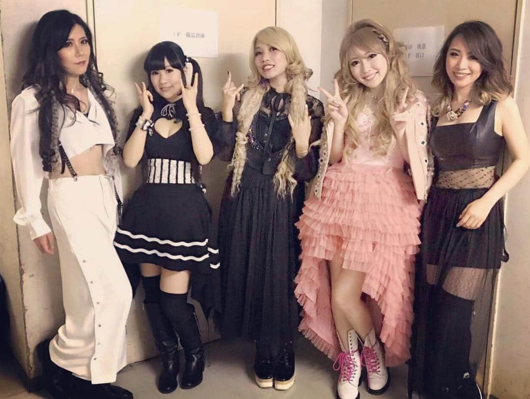 R!Nさんのインスタグラム写真 - (R!NInstagram)「#Aldious Tour2019 "Evoke" 初日 @ F.A.D.横浜！  ものすごい熱気！ これでもかというほどの盛り上がりで、煽れば煽るほど、想像以上のパワーが返ってきて、最初から最後までぶっちぎりの激アツライブでした。  これがAldiousが見てきた世界か…！と、とっても感動しました。  ステージからめちゃくちゃ楽しそうなみんなと、そして今日遊びに来てくれていたSAKIちゃんが見えて、本当に嬉しかったぁ  セトリも新たに覚える曲があったりと試行錯誤を繰り返して本番に臨みました。今ではすっかり日常生活にいつもAldiousの音楽があります。自然と、そしてふとしたときに口ずさむ程に身にしみてきている…すっかり虜になってしまいました。笑  そんなメンバーと一緒にこれから沢山の場所に歌いに行けるのがとても楽しみです！今日はありがとうございました。次は新潟でお会いしましょう！  みんなも首や喉休めてね😌  #Aldious #Tour2019 #Evoke #RIN #Aldioussawa #Aldiousmarina #Aldiousyoshi #Aldioustoki #ツアー #fad横浜 #fadyokohama #yokohama #singersongwriter #vocalist #新衣装」4月21日 0時14分 - rin_gemie