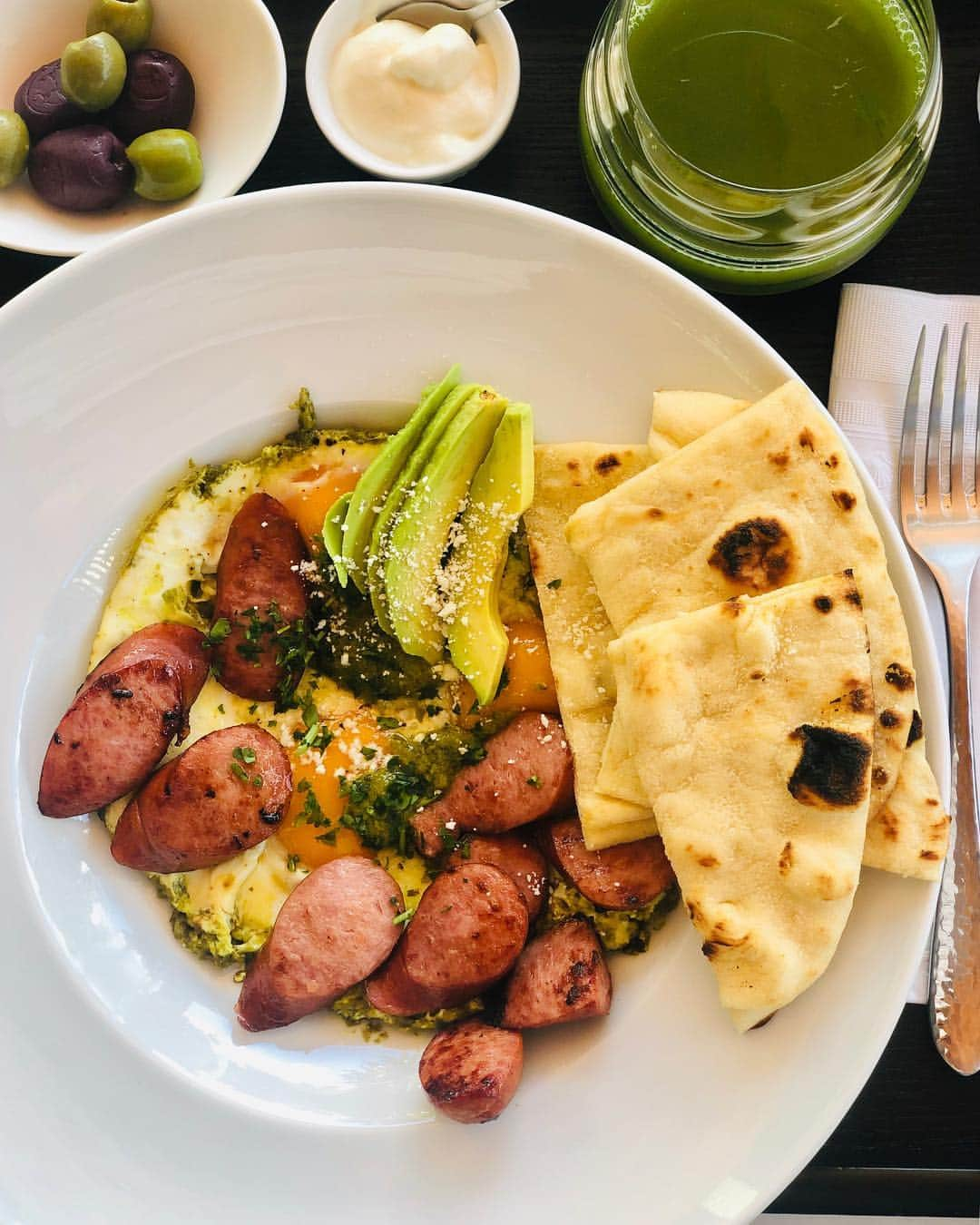 DJキャレドさんのインスタグラム写真 - (DJキャレドInstagram)「Starting the day right! 🔑  @chefmelissazuniga making sure I stay on track! Today’s breakfast was eggs cooked in a cilantro harissa, turkey sausage, avocado a little naan bread and some green juice and was 10 points! #FANLUV I’m Focused! #FATHEROFASAHD MAY 17! @ww the new weight watchers! Join me on this journey to greatness - tap the link in my bio to start getting rid of weight with me. #wellnessthatworks *People following the WW plan can expect to lose 1-2 lbs/wk. #wwambassador #ad」4月21日 0時14分 - djkhaled