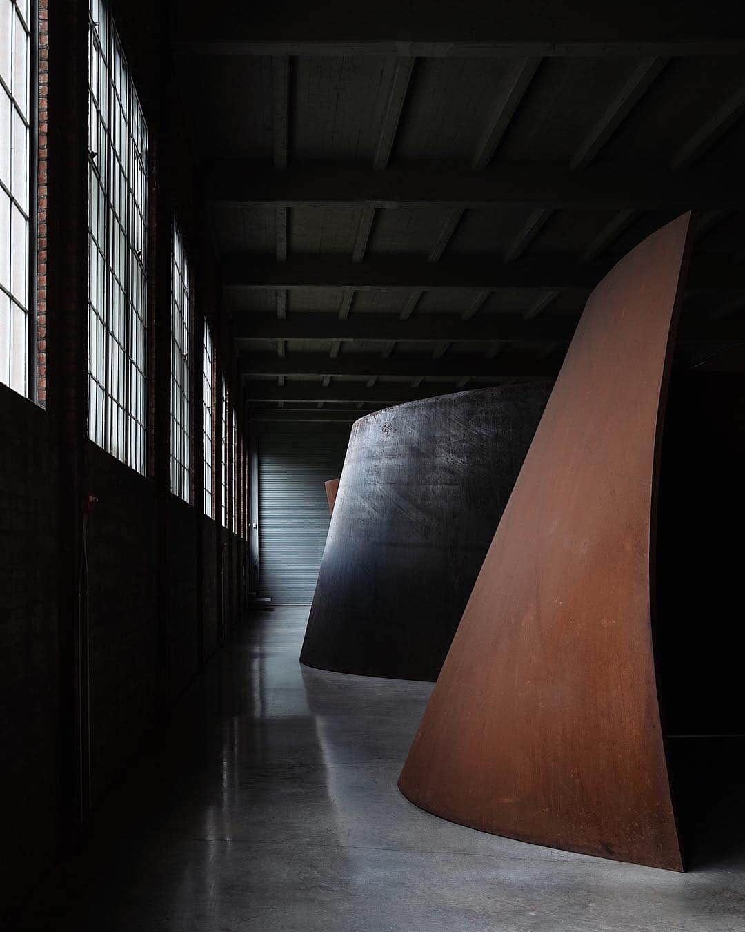 のインスタグラム：「“I found very important the idea of the body passing through space, and the body’s movement not being predicated totally on image or sight or optical awareness, but on physical awareness in relation to space, place, time, movement.” —Richard Serra  Richard Serra’s "Torqued Ellipses" elaborate concerns with orientation and movement, destabilizing our experience of space as we attempt to comprehend each sculptural volume. Beguiling and unpredictable, Serra’s sculptures are meant to be examined in motion, forcing the viewer to become a wanderer. Stop by Dia:Beacon this weekend to see Serra's long term installation! __________ #RichardSerra #DiaBeacon #Gagosian @diaartfoundation #Repost @trottermag; Richard Serra, "Torqued Ellipse I," 1996. Photo: @stefankarlstrom」