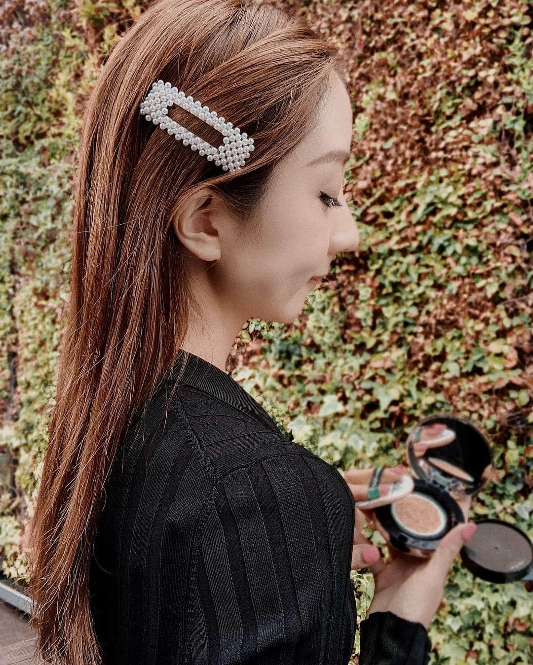 神林真里さんのインスタグラム写真 - (神林真里Instagram)「ずっと気になっていた @vtcosmetics_japan のCICAライン。﻿ CICAとは、治療・再生効果のあるハーブの一種の薬草のことで、﻿ 韓国では昔から傷治療薬の主成分として愛されていたそうです🌿🌿﻿ ﻿ そんなCICAの #クッションファンデ は、﻿ ✔︎鎮静﻿ ✔︎カバー﻿ ✔︎保護﻿ を叶えてくれて、外側のグリーン鎮静ベースがとっても優秀！﻿ お肌を落ち着かれてくれてきれいに肌トーンアップするよ！﻿ 特に敏感肌さんや肌荒れが気になっている方にオススメで、﻿ ハーブな香りが使っていて安心感があります😌🌿🌿﻿ ﻿ ちなみに #Qoo10 で購入できます！ 本当に #韓国コスメ って良い💯 ﻿ ﻿ ﻿ ﻿ ﻿ ﻿ ﻿ ﻿ ﻿ ﻿ ﻿ ﻿ ﻿ ﻿ #VT #VTCOSMETICS #シカクリーム #鎮静 #肌荒れ #ニキビ #保湿 #乾燥 #敏感肌 #コスメ #スキンケア #クリーム #再生クリーム #コスメ好き #koreacosmetic #kbeauty #bts #maripo_makeup」4月21日 0時18分 - maripo_jp