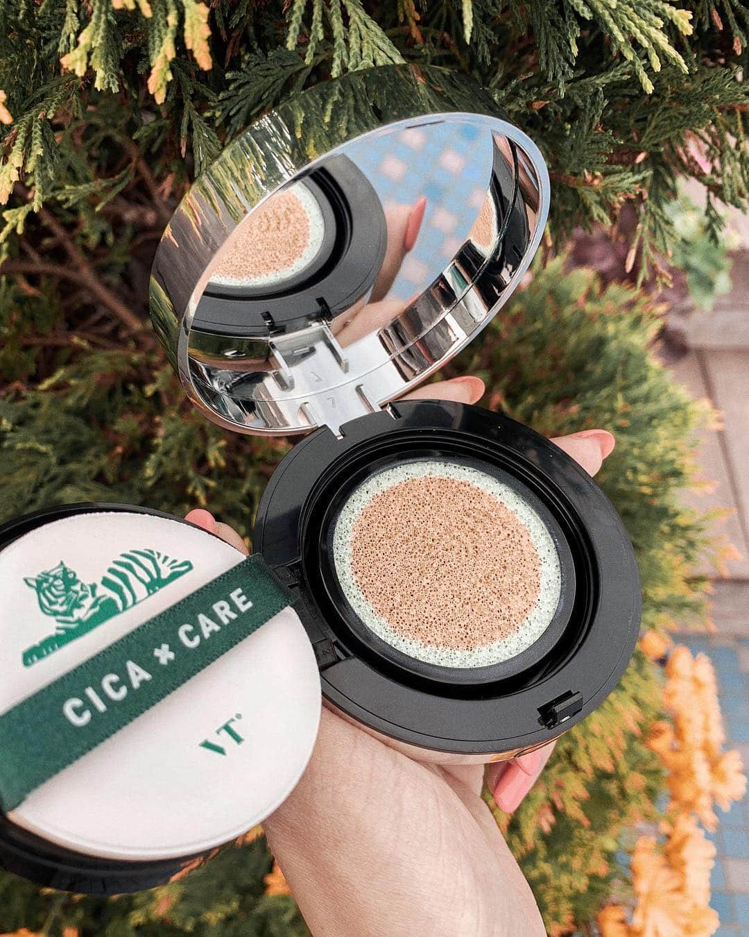 神林真里さんのインスタグラム写真 - (神林真里Instagram)「ずっと気になっていた @vtcosmetics_japan のCICAライン。﻿ CICAとは、治療・再生効果のあるハーブの一種の薬草のことで、﻿ 韓国では昔から傷治療薬の主成分として愛されていたそうです🌿🌿﻿ ﻿ そんなCICAの #クッションファンデ は、﻿ ✔︎鎮静﻿ ✔︎カバー﻿ ✔︎保護﻿ を叶えてくれて、外側のグリーン鎮静ベースがとっても優秀！﻿ お肌を落ち着かれてくれてきれいに肌トーンアップするよ！﻿ 特に敏感肌さんや肌荒れが気になっている方にオススメで、﻿ ハーブな香りが使っていて安心感があります😌🌿🌿﻿ ﻿ ちなみに #Qoo10 で購入できます！ 本当に #韓国コスメ って良い💯 ﻿ ﻿ ﻿ ﻿ ﻿ ﻿ ﻿ ﻿ ﻿ ﻿ ﻿ ﻿ ﻿ ﻿ #VT #VTCOSMETICS #シカクリーム #鎮静 #肌荒れ #ニキビ #保湿 #乾燥 #敏感肌 #コスメ #スキンケア #クリーム #再生クリーム #コスメ好き #koreacosmetic #kbeauty #bts #maripo_makeup」4月21日 0時18分 - maripo_jp