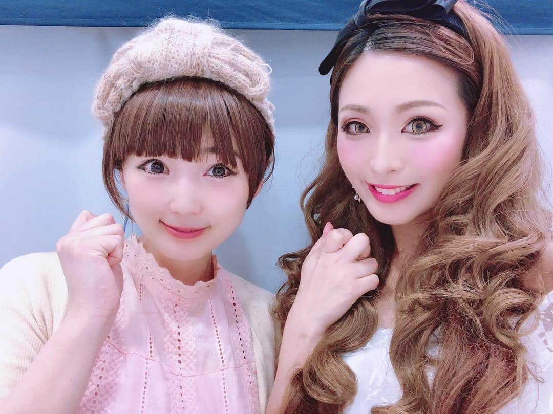 Fujikoさんのインスタグラム写真 - (FujikoInstagram)「初静岡のプレ葉ウォークライブ🤗❣️ 聞いてくださった皆様ありがとうございます🙇✨ CDも沢山羽ばたき感謝です🥰✨ また静岡に来る機会があったら是非また会いに来てください💃✨ 今日は仲良しのヒサ絵さんやカナちゃんと、はじめましての平野里沙さんと一緒で弾き語り癒し系の中、威圧系ポツリ。笑 けど最高に楽しかった一日でした😳 . 今回は、ヒサ絵さんが静岡でライブどぅですかぁ？とお誘いくださって遠征ライブが出来ましたぁ🙇✨ ヒサ絵さん、ほんまに優しいしいろいろ面白い🤣笑 全てがツボすぎて、今日一日で更に大好きです❤️ あ〜ほんとに楽しかったなぁ🥰💓 来週も頑張る💪 . . ‪◽️Fujiko ライブ 情報 □‬ . 4月23.24日 COSMOS DVD発売イベント 4月28日 二条Bivi 5月2日  COSMOS 女性キャストイベント 5月3日 COSMOSなんばハッチフリーライブ 5月5日 Fujikoプロデュースイベント 5月12日 アベテンストリートバタフライ 5月14日  大阪RUIDO  5月19日アクロスモール 5月26日BiVi二条 . 6月16日  後日発表！あけといてね♡ . ライブ予約はこちら↓ https://form1ssl.fc2.com/form/?id=6448da1f2e7ece58 . . #Fujiko #japanesegirl #歌手 #Fuzys #sexy #singer #静岡 #プレ葉ウォーク #フリーライブ #fashion #artist #インディーズ #アーティスト #Dance #弾き語り #smile #Happy #楽しい」4月21日 0時22分 - fujikochan1023