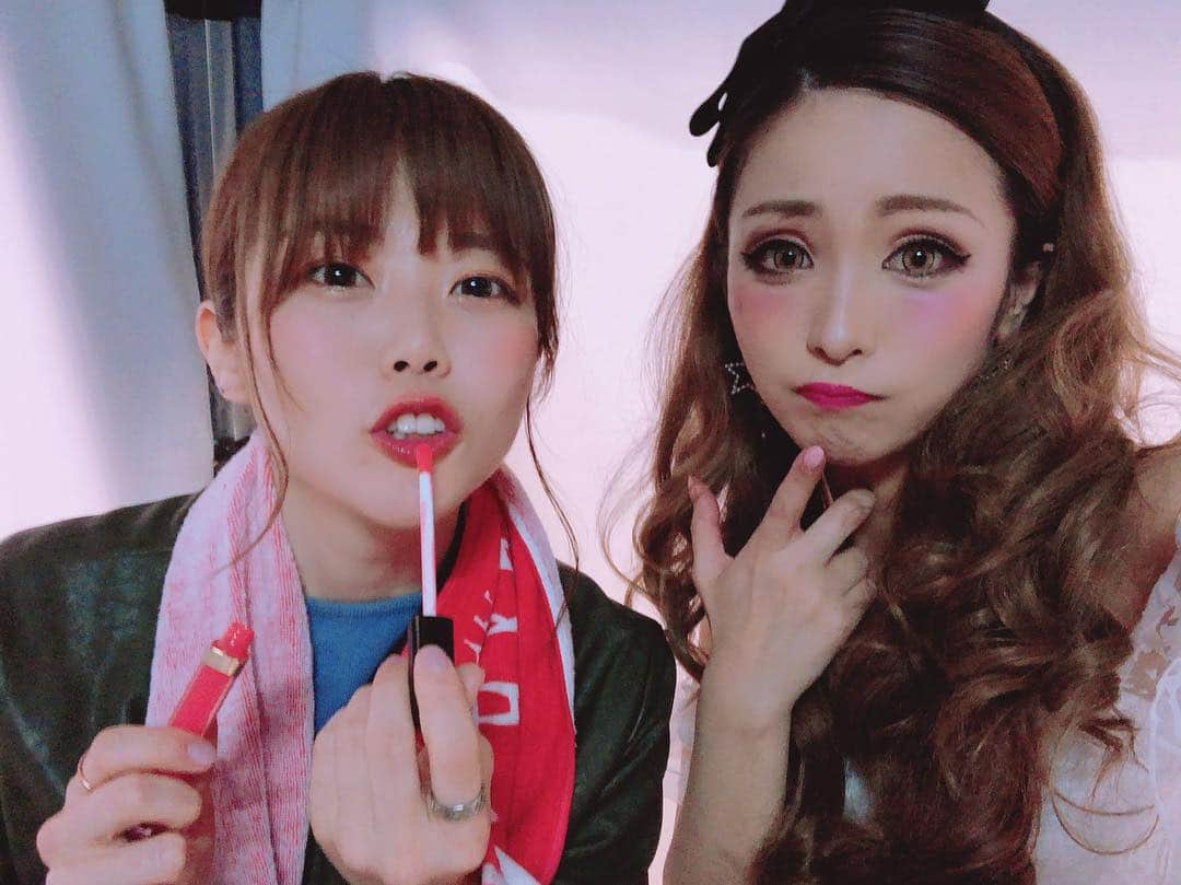 Fujikoさんのインスタグラム写真 - (FujikoInstagram)「初静岡のプレ葉ウォークライブ🤗❣️ 聞いてくださった皆様ありがとうございます🙇✨ CDも沢山羽ばたき感謝です🥰✨ また静岡に来る機会があったら是非また会いに来てください💃✨ 今日は仲良しのヒサ絵さんやカナちゃんと、はじめましての平野里沙さんと一緒で弾き語り癒し系の中、威圧系ポツリ。笑 けど最高に楽しかった一日でした😳 . 今回は、ヒサ絵さんが静岡でライブどぅですかぁ？とお誘いくださって遠征ライブが出来ましたぁ🙇✨ ヒサ絵さん、ほんまに優しいしいろいろ面白い🤣笑 全てがツボすぎて、今日一日で更に大好きです❤️ あ〜ほんとに楽しかったなぁ🥰💓 来週も頑張る💪 . . ‪◽️Fujiko ライブ 情報 □‬ . 4月23.24日 COSMOS DVD発売イベント 4月28日 二条Bivi 5月2日  COSMOS 女性キャストイベント 5月3日 COSMOSなんばハッチフリーライブ 5月5日 Fujikoプロデュースイベント 5月12日 アベテンストリートバタフライ 5月14日  大阪RUIDO  5月19日アクロスモール 5月26日BiVi二条 . 6月16日  後日発表！あけといてね♡ . ライブ予約はこちら↓ https://form1ssl.fc2.com/form/?id=6448da1f2e7ece58 . . #Fujiko #japanesegirl #歌手 #Fuzys #sexy #singer #静岡 #プレ葉ウォーク #フリーライブ #fashion #artist #インディーズ #アーティスト #Dance #弾き語り #smile #Happy #楽しい」4月21日 0時22分 - fujikochan1023