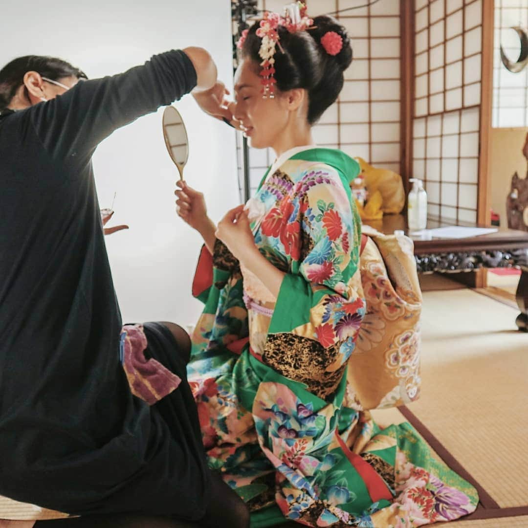 吉松育美さんのインスタグラム写真 - (吉松育美Instagram)「Womderful #shooting with my favorite #director ✨✨✨ . Being #geisha #maiko makes me really feel #elegant 🌸🌸🌸 . 笑いすぎて涙が出るほど楽しい現場でした😊😂😂😂💦 . とーってもユニークな作品が出来上がりそう(笑)こんなに笑ったのいつぶりだ?! あーお腹いたかった😂😂😂💕 . #大好きな人 たちと一緒に #撮影 できて幸せです😊✨ . 皆さんお疲れ様でしたー👏👏👏 . . #shooting #work #director #Japan #japanese #kimono #exciting #project #family #actor #actress」4月21日 0時27分 - ikumiyoshimatsu