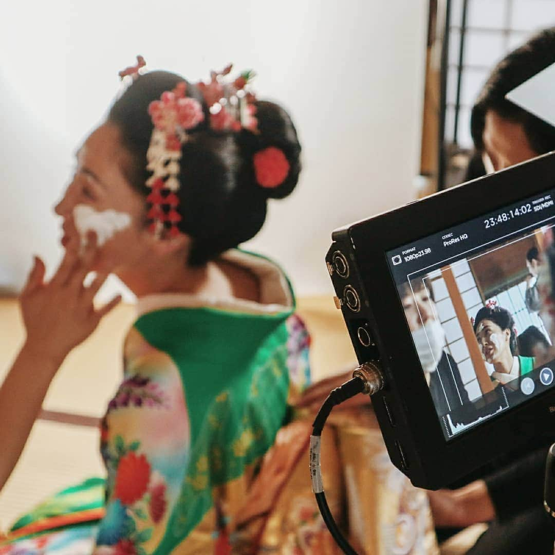 吉松育美さんのインスタグラム写真 - (吉松育美Instagram)「Womderful #shooting with my favorite #director ✨✨✨ . Being #geisha #maiko makes me really feel #elegant 🌸🌸🌸 . 笑いすぎて涙が出るほど楽しい現場でした😊😂😂😂💦 . とーってもユニークな作品が出来上がりそう(笑)こんなに笑ったのいつぶりだ?! あーお腹いたかった😂😂😂💕 . #大好きな人 たちと一緒に #撮影 できて幸せです😊✨ . 皆さんお疲れ様でしたー👏👏👏 . . #shooting #work #director #Japan #japanese #kimono #exciting #project #family #actor #actress」4月21日 0時27分 - ikumiyoshimatsu