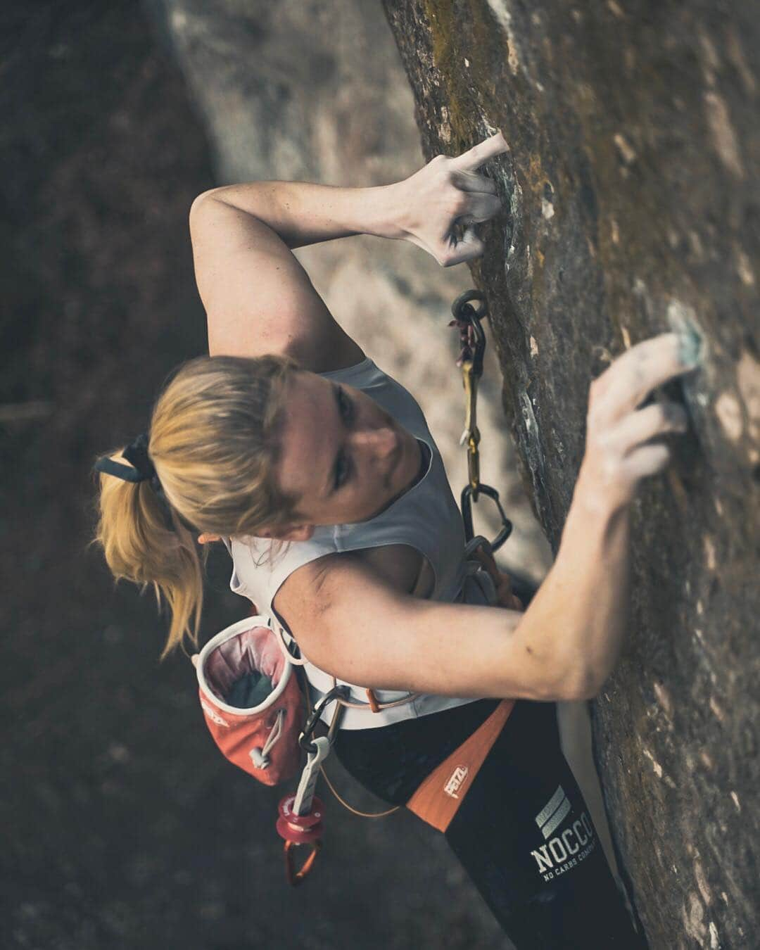 マチルダ・セーデルルンドさんのインスタグラム写真 - (マチルダ・セーデルルンドInstagram)「Woah, back to life after the worst 24 h of food poisoning... Happy that I could do a bit of climbing today. Hope your Easter started better than mine, enjoy the holidays 🐣🐥🤗 (Also, starting to get the hang of monos... 👆🏼☝🏼) Photo by @sammydahlman #storiesfromfrankenjura」4月21日 0時27分 - matilda_soderlund