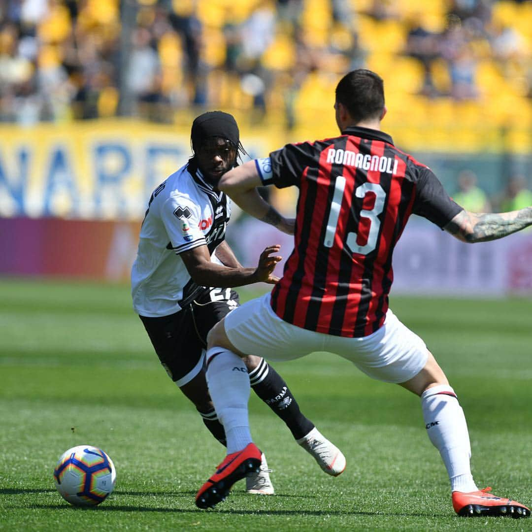 ジェルヴィーニョさんのインスタグラム写真 - (ジェルヴィーニョInstagram)「Punto importantissimo  Grande atmosfera Grandissima squadra E super gol del nostro capitano  #forzaparma  _________________________________________________________  #parma #milan #gameday #picoftheday #football #seriea #calcio #team225」4月21日 0時37分 - gervinhofficial