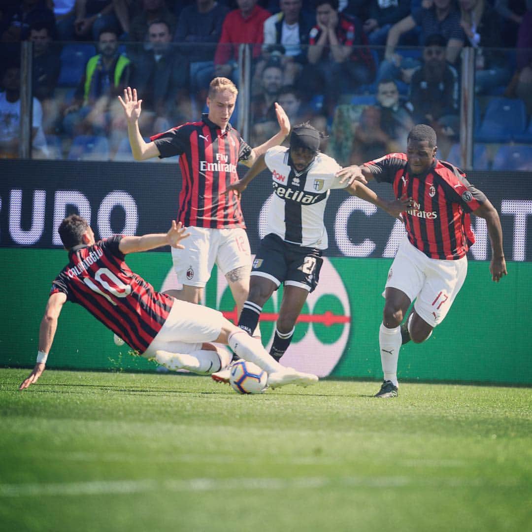 ジェルヴィーニョのインスタグラム：「Punto importantissimo  Grande atmosfera Grandissima squadra E super gol del nostro capitano  #forzaparma  _________________________________________________________  #parma #milan #gameday #picoftheday #football #seriea #calcio #team225」