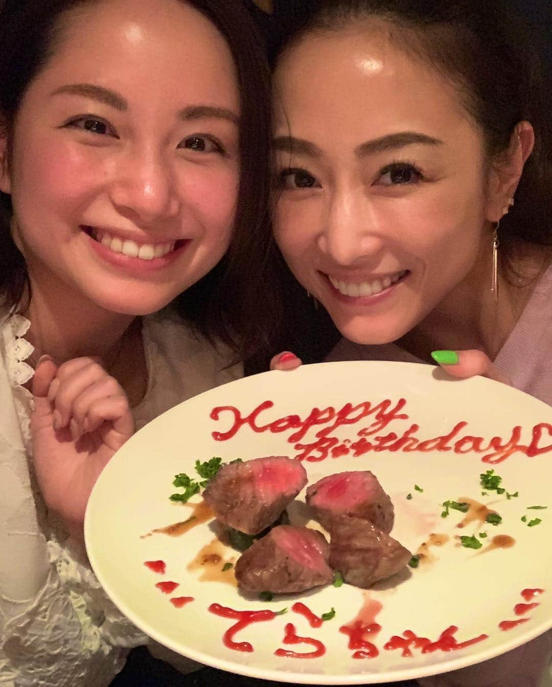 寺田有希さんのインスタグラム写真 - (寺田有希Instagram)「私、寺田有希 30歳を迎えましたああああ🤩✨ ・ ・ ‪30歳を迎える瞬間は、‬ ‪大切で大切な人が隣にいてくれました 嬉しいです 嬉しすぎます こんなに笑顔だけど、このあと普通に泣きました。笑‬ ・ ・ ‪こんな素晴らしいご縁が、他にも本当にたくさんできました。素敵なご縁を繋いでくれた20代に心から感謝しながら、30代も楽しみたいと思います！ ・ ・ ‪私の周りにいてくれて‬ ‪本当にありがとう‬ ・ ・ 30歳の私も よろしくお願いします！！！！🥺✨ ・ ・ ‪平成の最後に30歳！‬ ‪いざ！令和！‬ ・ ・ ‪2019.04.21‬ ‪寺田有希‬ ・ ・ #寺田有希 #teradayuki  #三十路 #30歳 #お邪魔します  #ありがとう #20代  #これからもよろしくね  #happybirthday #誕生日 #お誕生日  #お誕生日おめでとう #私 #0421 #平成最後」4月21日 0時35分 - terada_yuki