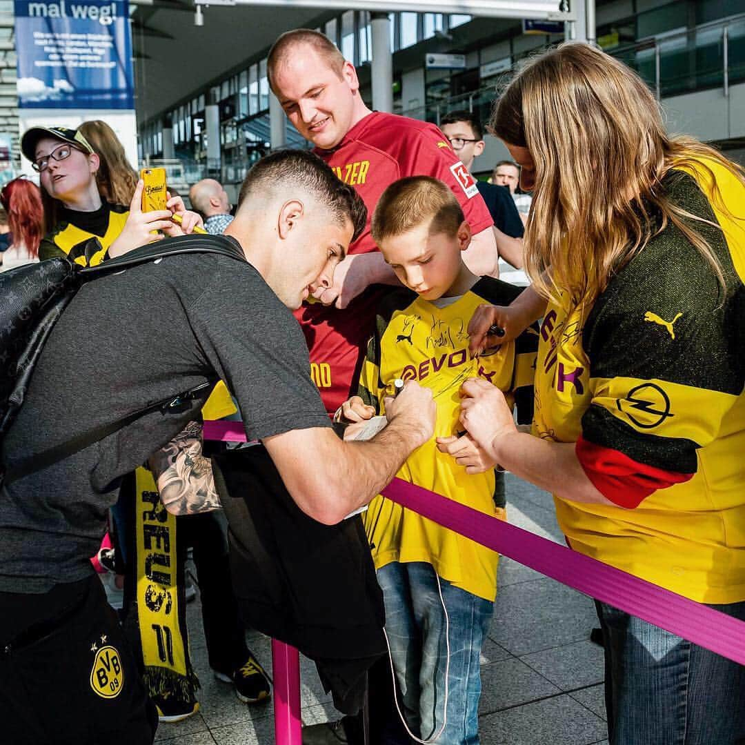 ボルシア・ドルトムントさんのインスタグラム写真 - (ボルシア・ドルトムントInstagram)「🔜 Freiburg! 🛫 #scfbvb #dortmund #borussiadortmund #bvb #bundesliga」4月21日 0時46分 - bvb09