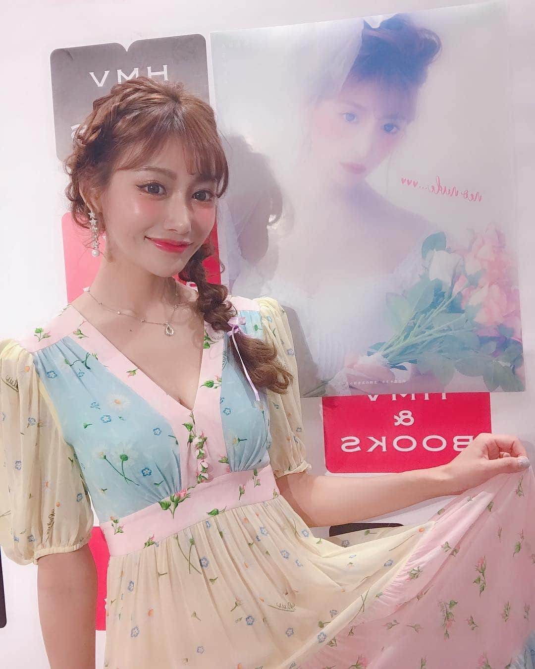 明日花キララのインスタグラム：「スタイルブックneonude ..❤︎❤︎❤︎の重版イベントありがとうございました！📚 またこうしてスタイルブックでイベント出来て、しかも重版も本当に本当に幸せです\♡/ プレゼントも全部大切にするね🎁 . 私服はイースター風だよ🐇🥚🌸 春だね🐰🌷🌷🌷」