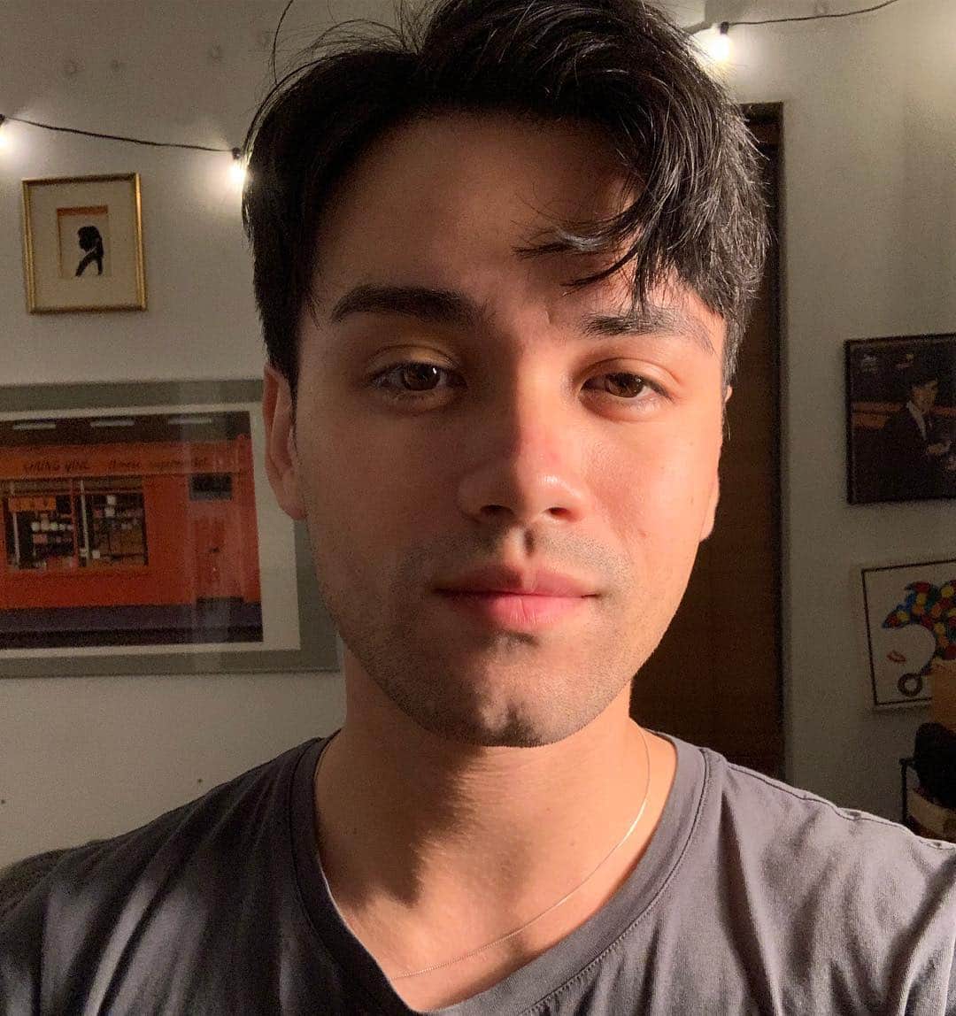 ジュリアン・ヤオ・ジョイエロのインスタグラム：「plain ol selfie」