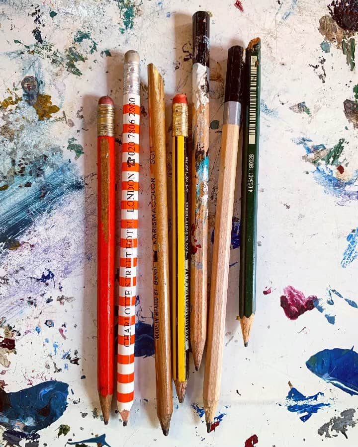 Tea and sittingのインスタグラム：「📝🖍👂🏼...How often do we have the time to listen to the sound of pencils? You can tap on this post to hear 7 of mine...😁✏️🎵 #soundstagrams #consciouscreativity」