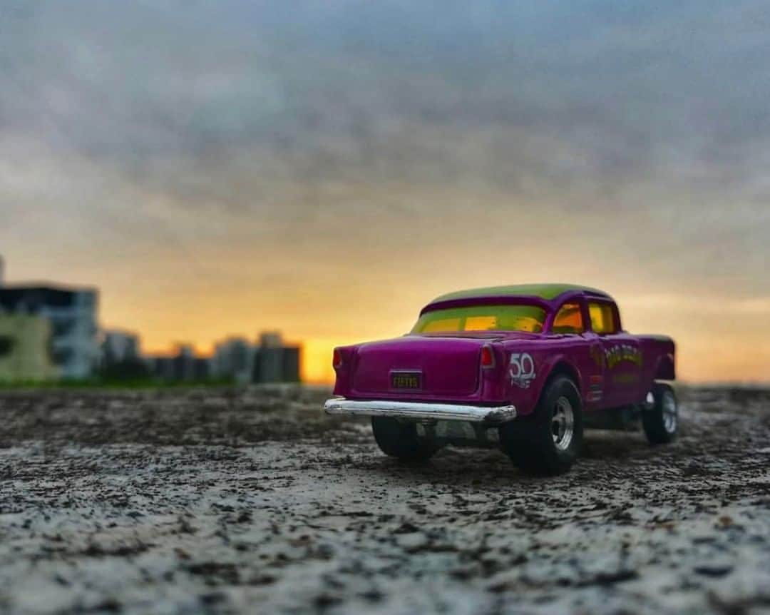 Hot Wheelsさんのインスタグラム写真 - (Hot WheelsInstagram)「Rise and shine! 🌅 We're gassed up and ready for the weekend. What are your plans? #HotWheels (📸: @themidnightdiecastgarage)」4月21日 1時00分 - hotwheelsofficial