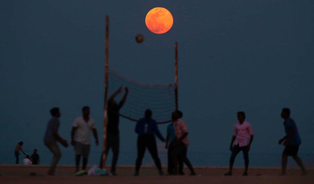 NBC Newsさんのインスタグラム写真 - (NBC NewsInstagram)「People play volleyball on the #beach as the "Pink Moon" rises over #Kuwait on Friday. April's full #moon is sometimes called a #pinkmoon, but anyone who looks up at the sky expecting to see a moon that's actually rosy will be sorely disappointed. So why is it called a pink moon? Click the link in our bio to learn. . 📷 Yasser Al-Zayyat / @afpphoto」4月21日 1時02分 - nbcnews