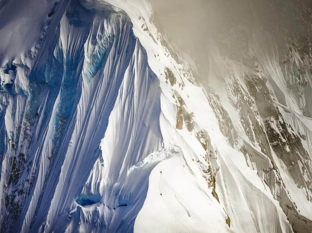 ティム・ケンプルのインスタグラム：「Two friends, alone on what might be the prettiest ‘line’ in the mountains that’s I’ve ever seen. ‘The French Ridge’ on Mt Huntington in the Alaska Range.⁣ ⁣ To feel this small in the grand scheme on things is important. It humbles you. It makes you stronger. It makes you better. 🙏🏻」