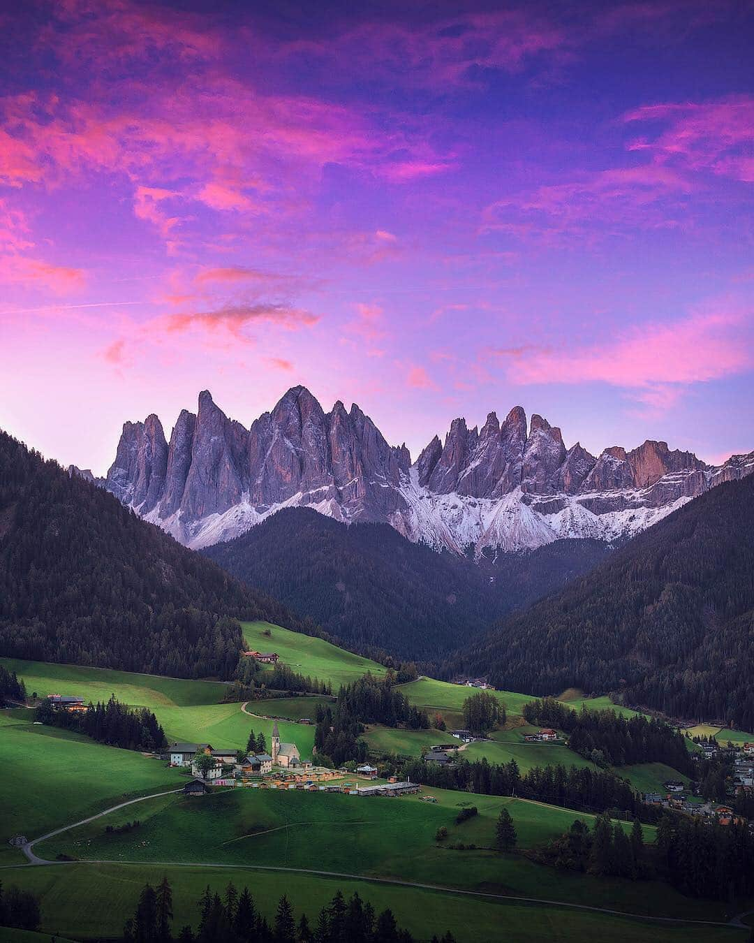 Earth Picsさんのインスタグラム写真 - (Earth PicsInstagram)「Early morning light in the Val di Funes 🌅 Photo by @fpenta」4月21日 1時13分 - earthpix