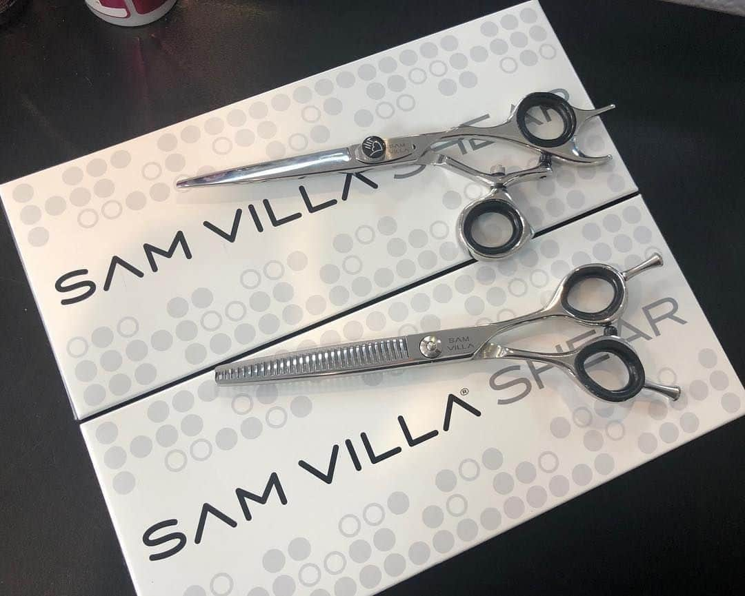 Sam Villaさんのインスタグラム写真 - (Sam VillaInstagram)「Say #solong to strains & discomfort. Investing in tools can be expensive - but it doesn't have to be unattainable! At #SamVilla, our mission has always been to support and stand by the artist. Our goal is to make the industry accessible to those seeking to further their development within it. Whether it be through quality education - both in person and online - or quality tools, we have always had the #hairstylist in mind. ⠀ ⠀ ▪️ Signature Series 6” Swivel Shear: The forward set thumb puts the hand in a natural, neutral position for reduced strain injuries⠀ ⠀ ▪️ Essential Series Reversible Blending Shear: Designed for ergonomic comfort and precision control.⠀ ⠀ 📷: @dana_barber29 .⠀ *⠀ *⠀ *⠀⠀ #SamVillaHair #SamVilla #SamVillaTools #SamVillaCommunity #creativeliving #salonlife #hairstyling #saloneducation #beautyjunkie #beyondtheponytail #hairlook #haircutting #haircutandcolor #creativeliving #hairoftheday #hairdressermagic #hairprofessional #maneaddicts #hairdesign #hairvids #thatsdarling #modernsalon #beautylaunchpad #texturedcut #livedinhair #ittakesapro #crafthairdresser」4月21日 1時15分 - samvillahair