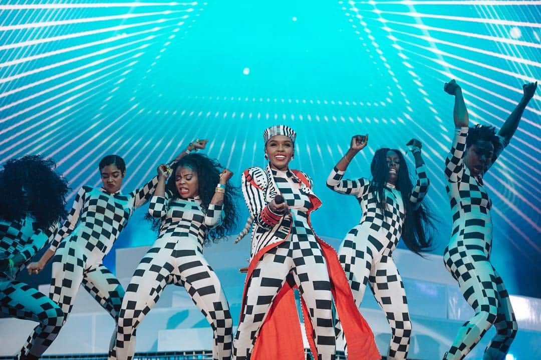 コーチェラのインスタグラム：「Electric lady ⚡️⚡️ @janellemonae 📷: @poonehghana」