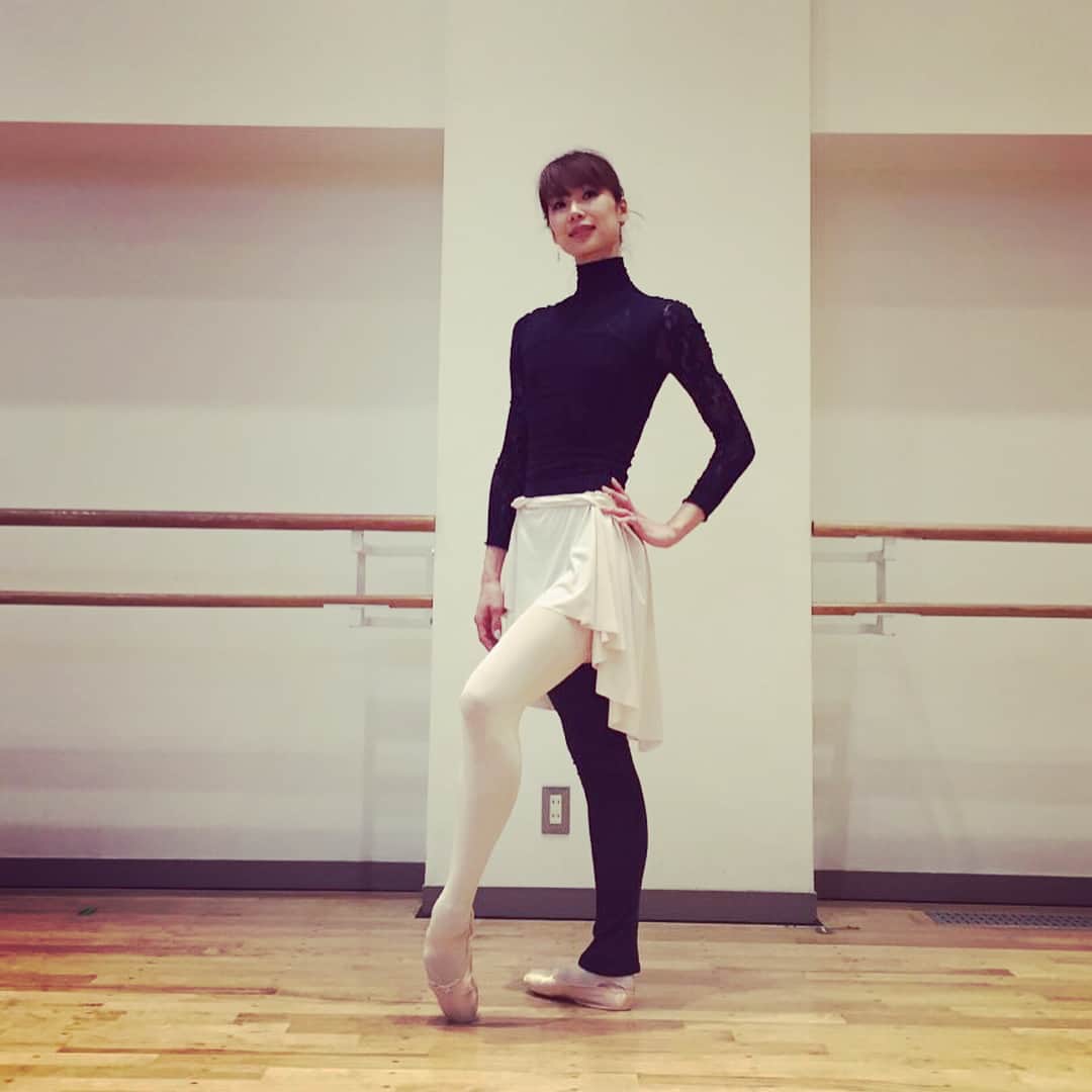 中村祥子のインスタグラム：「Chacott day✨✨ 今日は、レオタード、タイツ、レッグウォーマー、黒のショートパンツ(スカートで見えてませんが)、そして新しいウェアとスカート❤️ 今日は、全身チャコットでレッスンしました😊 ウェアはスポーティでとても可愛く、軽いし、今からの季節にぴったり👍👍 気に入って毎日のように着ちゃってます‼️ スカートは、なんと❣️切りっぱなしなので、自分流に調節して前を短くおりこんで、ドレープを引き伸ばして後ろに持っていったりすると足のラインも綺麗に見える😆 後ろのラインも長めだから横からのラインも素敵✨✨ オススメの２つです👍😉ぜひ。今日の撮影、カメラマンさんはダンサーの小林美奈ちゃんでした👏👏👏 ありがとう😘 @mina.kobayashi_official  週末の朝は息子のゆったり時間で朝からワッフルを作ってNutellaで食べてましたが… Nutellaつけすぎ😅😂😂 @chacott_jp #shokonakamura」