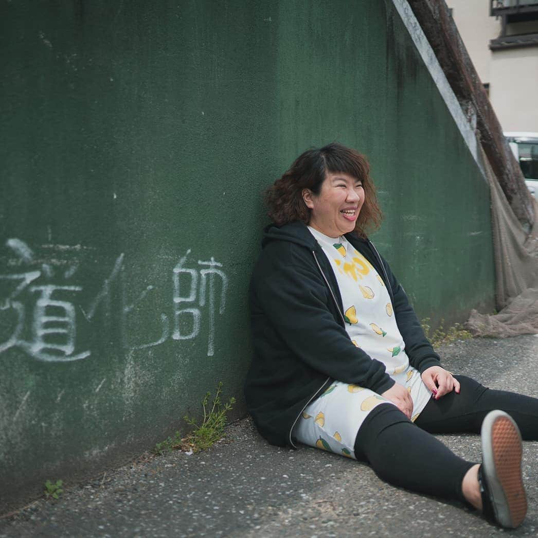 八つ橋てまりさんのインスタグラム写真 - (八つ橋てまりInstagram)「中村さん♡ . @nakaryng めちゃくちゃ会いたかった人‼️ 私、この人の写真に惚れました🎵  絶対、湯本で『お笑いライブ』やりたい✨ 桜カフェは、店員さんも暖かい人でほっこりしたよ♡ @sakuracafe.358  湯本駅にはね、足湯があるよ❤️ 凄い気持ちよかった🎵 行ってみたいと思いませんか？  福島最高‼️ #中村さん #カメラマン #写真家 #てまり #happy #桜カフェ #いわき市湯本 #福島県 #fukushimaken #カフェ #恋川純弥 さん#会いたい人 #町並み #足湯 #ハワイアンズ #行こう #写真集 だします！」4月20日 16時24分 - temari.odebu