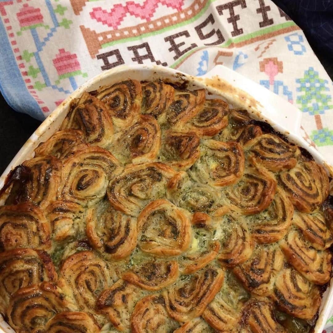 レイチェル・クーさんのインスタグラム写真 - (レイチェル・クーInstagram)「Popping this spring nettle and chicken pie on my 'to-cook' list this week 🥧🌱 What's at the top of yours? 🗒️ Tack for sharing your delicious pic @hanstravellingkitchen 🙏」4月20日 16時30分 - rachelkhooks