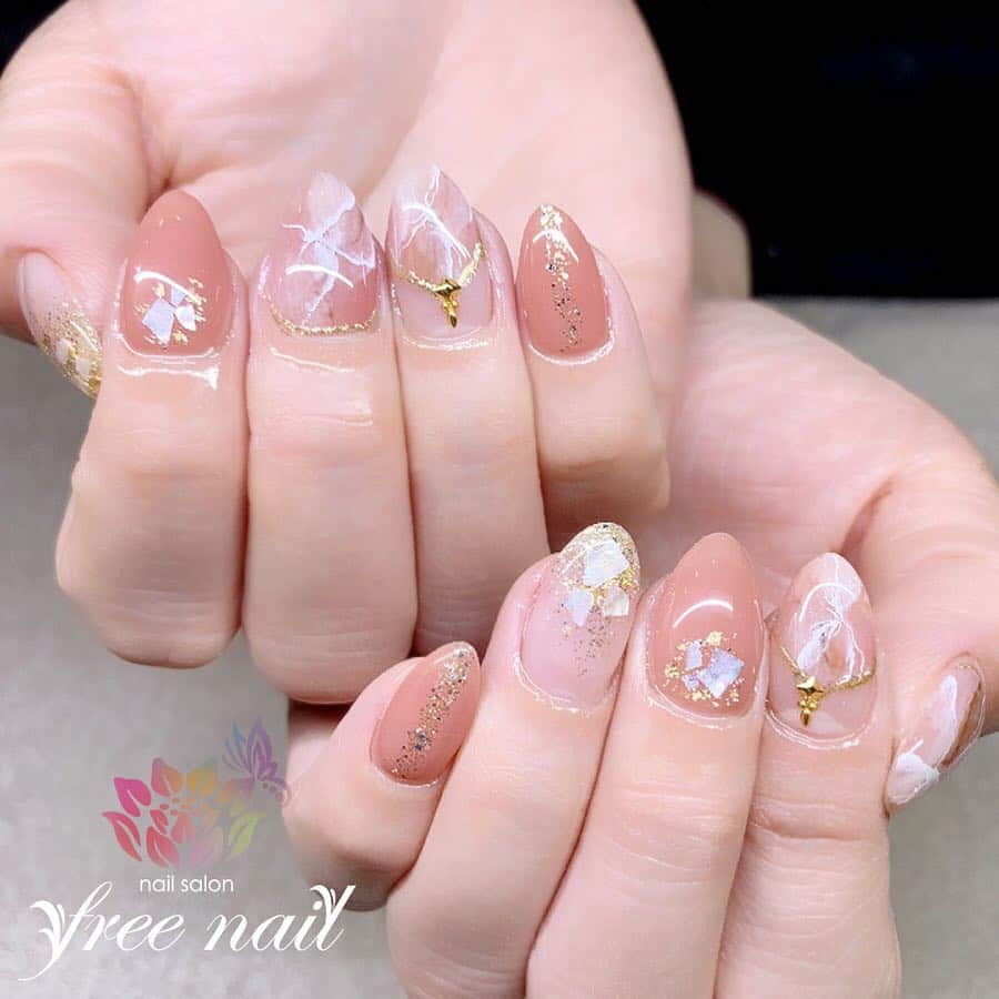 free nail フリーネイルのインスタグラム：「. お客様ネイル💅🏻🐝✨ . 大理石ネイル🧡💖✨ . アンニュイなカラーが素敵😳✨ . ⇨スワイプして動画もチェック☝🏻✨ . ご来店ありがとうございました🙇🏻‍♀️🙇🏻‍♀️🙇🏻‍♀️💗 . #ネイル #フリーネイル #ネイルアート #ジェルネイル #ネイルサロン #大阪ネイルサロン #ネイルデザイン #ネイルチェンジ #大理石ネイル #ニュアンスネイル #アンニュイネイル #シェルネイル #ラメネイル #金箔ネイル #コーラルネイル #デザインネイル #シンプルネイル #トレンドネイル #上品ネイル #春ネイル #スプリングネイル #美甲 #日式美甲 #springnails #nailsart #nailsalon #nailsdid #newnails #newnail #freenail」
