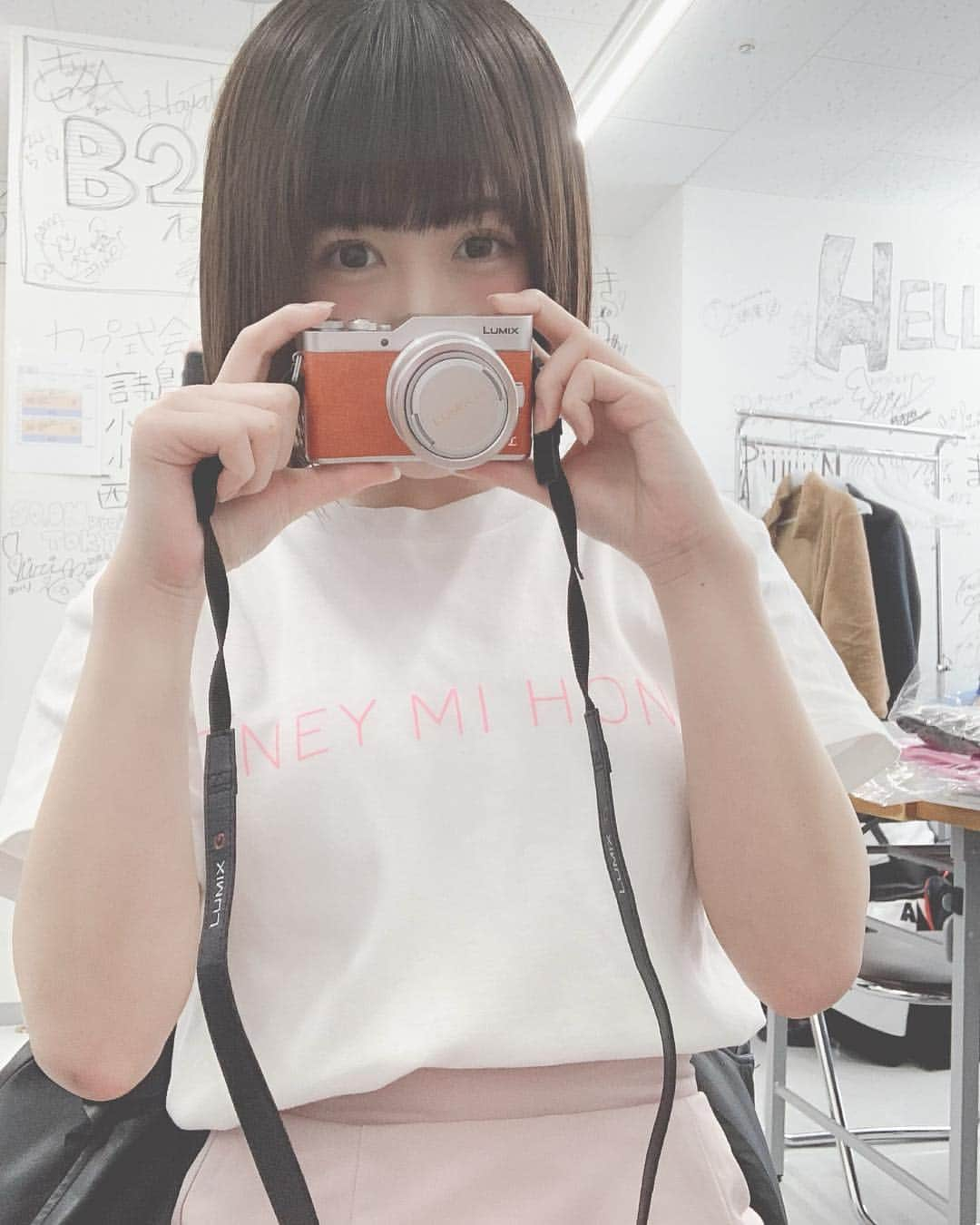 桧垣果穂さんのインスタグラム写真 - (桧垣果穂Instagram)「my camera 📷♡ 自撮りに適してるミラーレスなんだけど、見た目も可愛くてお気に入り♡ たまにしか使ってないけど、久々に使うとやっぱり画質よくてちょーかわいいってなる💕関係ないけど、このハニーミーハニーのＴシャツほんとかわいい♡ようやく着れる季節になった🌸 #lumixgf9  #カメラ女子  #カメラ初心者  #カメラ好きな人と繋がりたい  #ミラーレス一眼  #ミラーレス  #ミラーレスデビュー」4月20日 16時47分 - kahohamu14