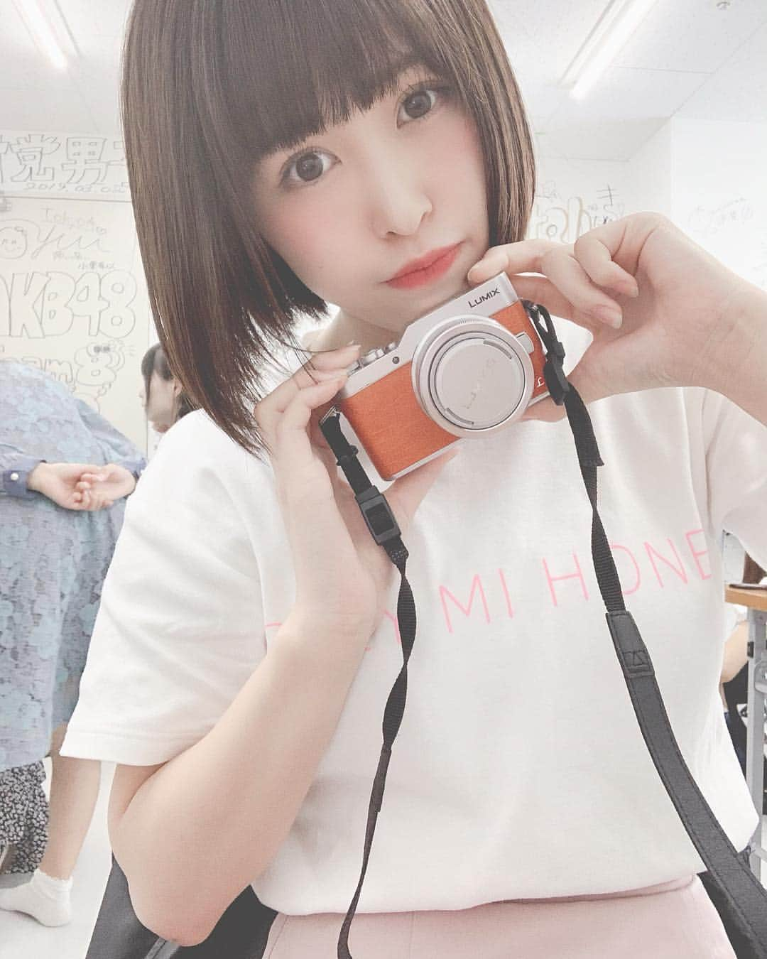 桧垣果穂さんのインスタグラム写真 - (桧垣果穂Instagram)「my camera 📷♡ 自撮りに適してるミラーレスなんだけど、見た目も可愛くてお気に入り♡ たまにしか使ってないけど、久々に使うとやっぱり画質よくてちょーかわいいってなる💕関係ないけど、このハニーミーハニーのＴシャツほんとかわいい♡ようやく着れる季節になった🌸 #lumixgf9  #カメラ女子  #カメラ初心者  #カメラ好きな人と繋がりたい  #ミラーレス一眼  #ミラーレス  #ミラーレスデビュー」4月20日 16時47分 - kahohamu14