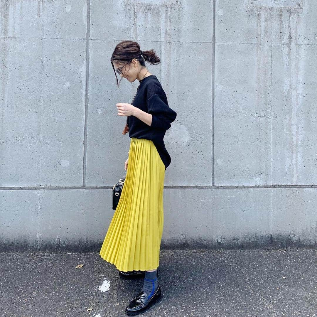 斎藤寛子さんのインスタグラム写真 - (斎藤寛子Instagram)「いつかのcoordinate♪. . プチプラDAY👌. . この次の日、トップスを小6の娘が取っていった😂. . tops #chacocloset  @chaco_closet__official  skirt #chacocloset @chaco_closet__official  bag #agnesb @agnesb_officiel  shoes #zara @zara  glass #jins @jins_japan . ➡︎ @chaco_closet__official は、新生プチプチブランド😻 @zozotown で21日、明日まで30％offしてました🙌. . #coordinate #outfit#ootd#ママファッション#ママコーデ#カジュアル#大人カジュアル#プチプラ」4月20日 16時52分 - hiroko4life