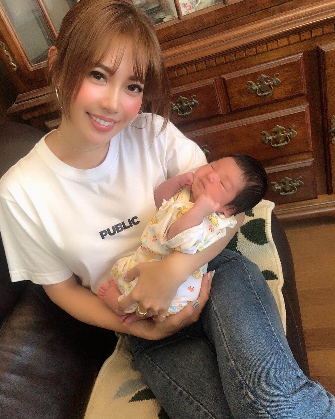 のインスタグラム：「実家ただいま！ そして初めまして甥っ子くん👼 あぁああ 母性が爆発する🤯💕💕💕💕 * * * #甥っ子」