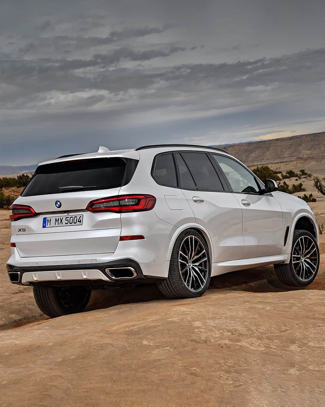 BMWのインスタグラム：「Explore the unknown.  The BMW X5. #BMW #X5.」