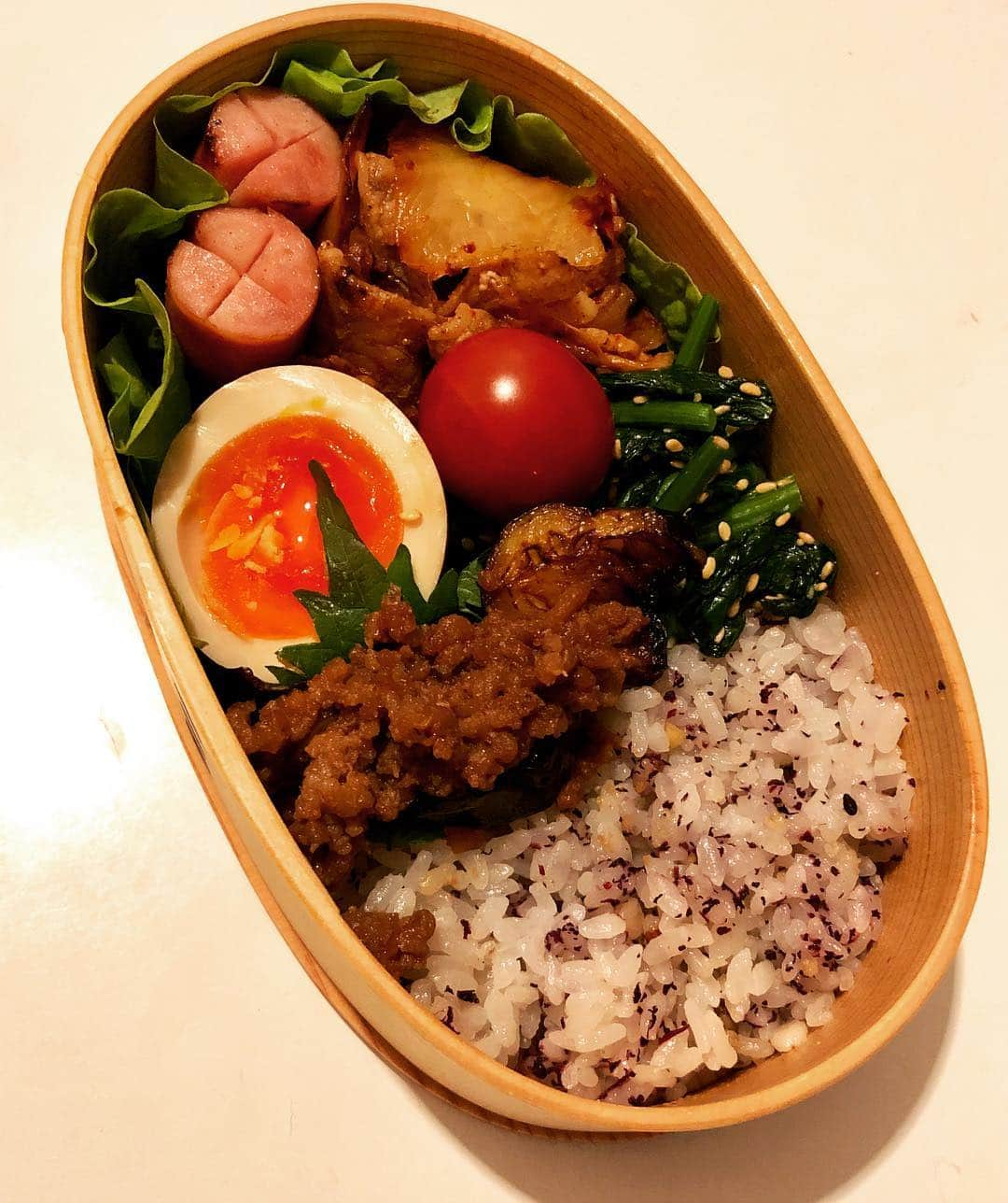 甘糟記子さんのインスタグラム写真 - (甘糟記子Instagram)「今日のお弁当( ^ω^ )  土曜日もお弁当なんて（涙） しかも3時間授業なのに、なぜお弁当を食べてくるのか疑問（笑）  週6はキツイよね〜(＞人＜;) やるっきゃないけど（笑）  そんなわけで、今日は息子殿が好きな豚キムチ！  あとは菜の花のナムル、味玉、ナスを揚げ焼きにしてニンニク肉味噌をかけたもの、トマト、ウィンナーです(≧∀≦) 夕飯の時に息子殿がニンニク肉味噌を美味しい！と言ってくれたので、お弁当にも(๑˃̵ᴗ˂̵) 息子殿を送り出したあとは、あっちゃんと豊洲市場へ！  久しぶりの美味しそうなマグロ〜！！（笑）  あとは牡蠣とか、ハマグリ、ほっき貝、ブリ、鯛、ウニ、シャケとか購入。  白くて丸い、水ダコの卵なるものも見つけたけど、、、、 怖くて手は出せませんでした（笑）  買い物のあとはあっちゃんといつものお店でモーニング！ ここのトーストサンド美味しいわ〜( ^ω^ )  帰ってからは色々片付けて冷蔵庫へ！ イイダコが3匹売れ残ってたのを買ったのがあったので、これだけ甘辛く炊いて(๑˃̵ᴗ˂̵) 普段肉派の我が家も豊洲のあとは魚祭り(≧∀≦) ブリも豊洲市場で買うお刺身用の柵で照り焼きすると激ウマで、半分お刺身、半分ブリ照りにするんだ〜( ^ω^ )  楽しかった〜(≧∀≦) #甘糟ご飯#ご飯#昼ごはん#ランチ#ランチボックス#弁当#曲げわっぱ#わっぱ弁当 #豚キムチ#豊洲市場#本鮪#japan #japanese#japanesestyle #japanesefood #bento#toyosu」4月20日 17時01分 - norihey924