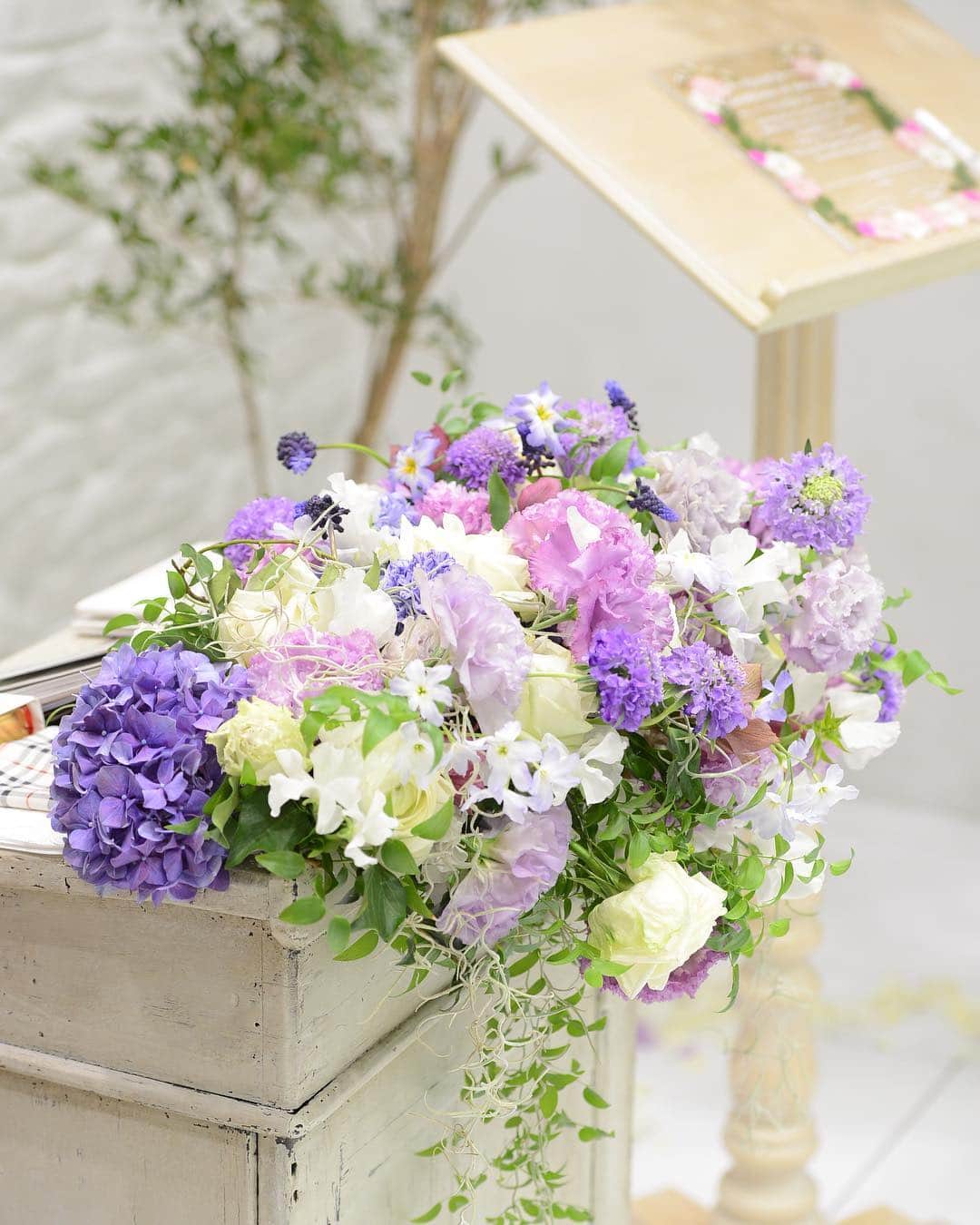 St.AQUA 東京の結婚式場 サンアクアチャペルさんのインスタグラム写真 - (St.AQUA 東京の結婚式場 サンアクアチャペルInstagram)「flower  coordinate . お花が大好きなおふたり。 チャペルを生花のフラワーで コーディネートしました。 . お写真もとても華やかになりますね☺️ . . . wedding date 2019.3.28 groom&bride T&I hair&makeup @ayumi.hm_aqua . . #サンアクア #サンアクアチャペル #d_wedding #海の近くのウエディング #2019年春婚  #2019年夏婚 #挙式とお食事会 #船上パーティー #少人数ウエディング #ファミリーウエディング #ウエディングブーケ #会場コーディネート #少人数挙式 #家族婚 #家族挙式 #マタニティウエディング #パパママ婚  #ブライダルフェア #ウエディングドレス #ドレス試着 #結婚式場探し #式場探し #式場見学  #プレ花嫁 #2人挙式  #船上ウエディング #結婚式準備 #竹芝 #日本中のプレ花嫁さんと繋がりたい」4月20日 17時02分 - staquatakeshiba