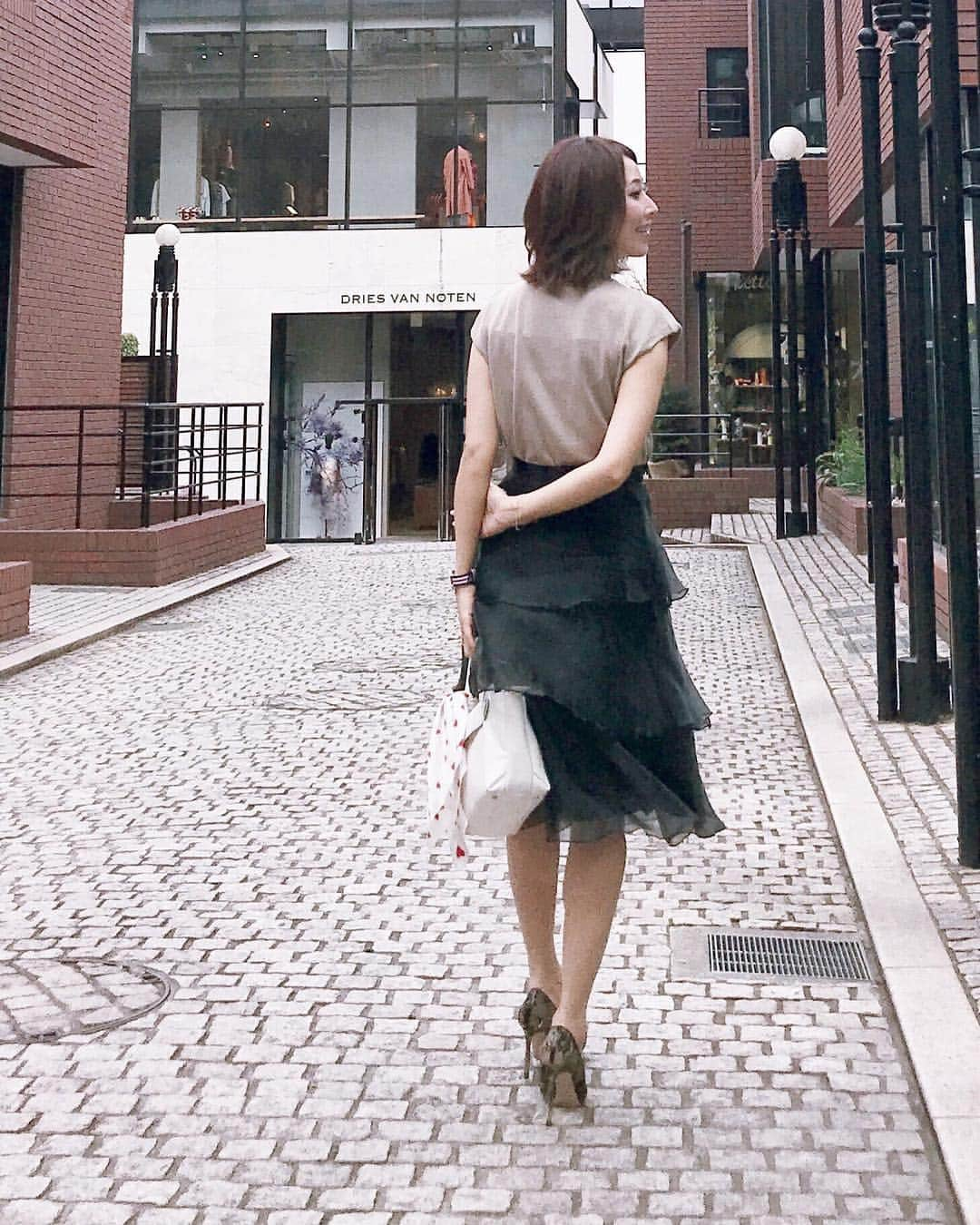 宮田綾子さんのインスタグラム写真 - (宮田綾子Instagram)「ハイヒールLOVERS Ayako⁑  パーティコーデ👠  まつげ美容液ROROアイラッシュリッチのパーティーにお招きいただきました🥂 @roro_officials  公予さん、晴奈さんおめでとうございます❤️ 会場にはたくさんのお友達が勢ぞろい、華やかで目の保養〜うひょ〜😍 ワイドラッシュ5%配合の本格的まつげ美容液は、こだわりの成分がたくさん入っていてまつ毛だけじゃなくて一緒にまぶたまでケアしてくれるんだって！期待大❤️ 花粉症でまつ毛ほぼ抜けてるから早速使ってまつ育しよう✨  この日5人くらいにこのスカートどこのって聞かれた、H&Mの、セールの、笑 #tops #titivate  new✨ #skirt #hm #watch #danielwellington  #bag #mosselnewyork  new✨ #scarf #tarajarmon #highheels #jimmychoo  #ハイヒールLOVERS #宮田綾子 #roroアイラッシュリッチ #ロロアイラッシュリッチ #まつげ美容液 #まつ毛美容液 #まつ育 #まつ毛 #美容好きな人と繋がりたい #パーティー #lounge1908 #表参道ランチ #パーティー #パーティーコーデ #yeshm #hmxme #ジミーチュウ」4月20日 17時11分 - ayako__miyata