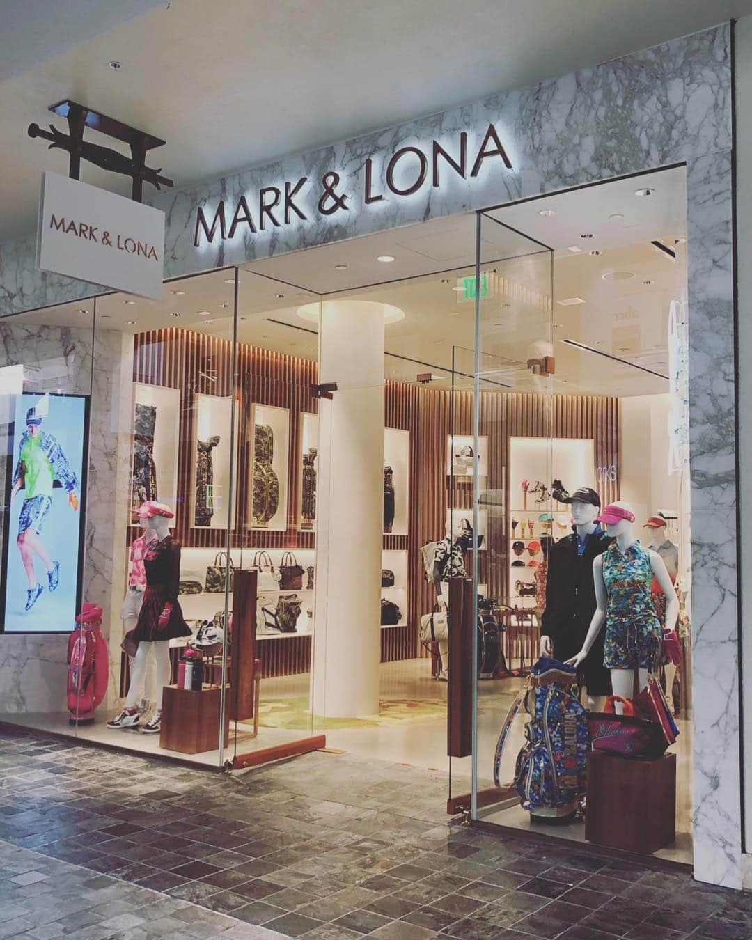 チェ・ナヨンさんのインスタグラム写真 - (チェ・ナヨンInstagram)「Thank you for having me at @markandlona_hawaii @markandlona  They have so many great stuffs!!!😍😍😍 you guy should check it out!! 마크앤로나 하와이 매장에 다녀왔습니다! 너무 예쁜옷과 악세사리가 많아요!! 감사합니다^^ 예쁘게 입을께요~~ #markandlona」4月20日 17時06分 - nychoi87