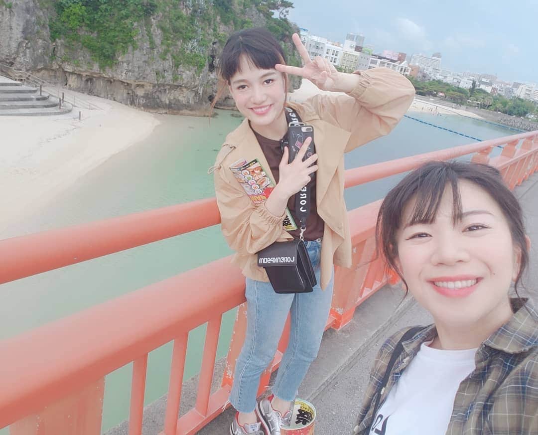 服部ひで子のインスタグラム：「今日は『吉本新喜劇ワールドツアー』in 沖縄に来ております(*^^*)。 小籔&川畑座長班は、３ヶ所目の公演。  昨夜は、到着して真っ先にステーキを食べに行きました！！！ やっぱり美味しいですね～！ ステーキとハンバーグとサラダバーとスープを、女子２人でぺろり！笑  私はただの食いしん坊ですが、 普段からお肉450㌘を普通に食べている早苗姉さん！さすが肉女子です！ ごちそうさまでした( ´・∀・｀)‼️ #吉本新喜劇 #よしもと新喜劇 #新喜劇 #吉本新喜劇ワールドツアー #沖縄」