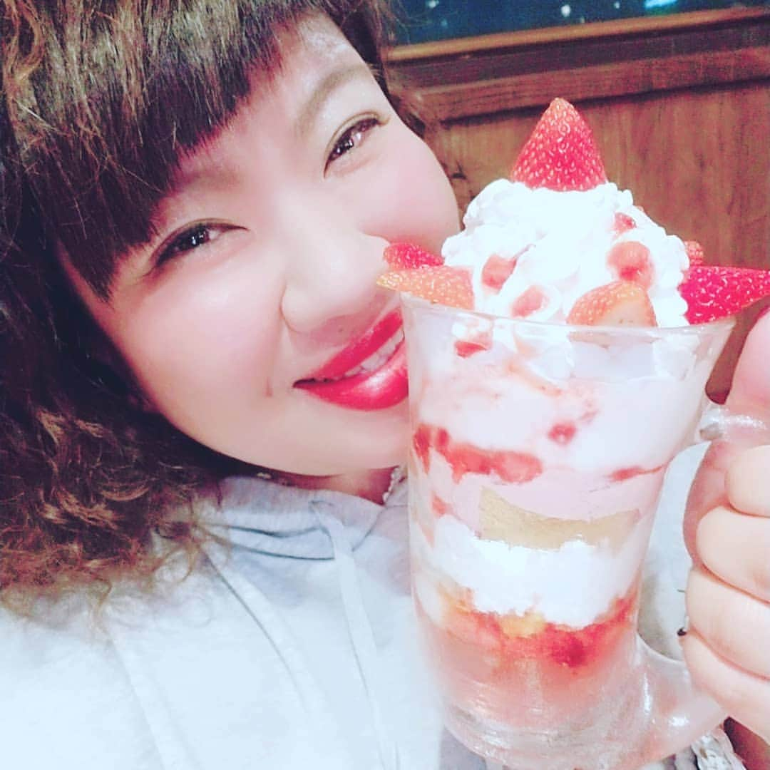 八つ橋てまりさんのインスタグラム写真 - (八つ橋てまりInstagram)「ご飯食べにいっきたー♡ 美味しいお蕎麦やさん♡ 竹ノ塚にある#大むら さん  からの、まさくん仕事終わりにお茶に行って、ビックパフェを注文🍓  アハハオホホと笑いあって、充電完了‼️ もう、大盛りは食べないと誓った日😅 よし君が頑張って食べてくれた🤣🤣🤣 まさくん、ご馳走様でした‼️ あっ、またびっくりドンキー行ったの、よし君にバレるー😆  #お蕎麦 #竹ノ塚 #びっくりドンキー #ビックパフェ #🍓 #いちご #苺 #てまり #happy #ご馳走様でした #タロット #カラーセラピー #癒し #練習 #ありがとう」4月20日 17時10分 - temari.odebu