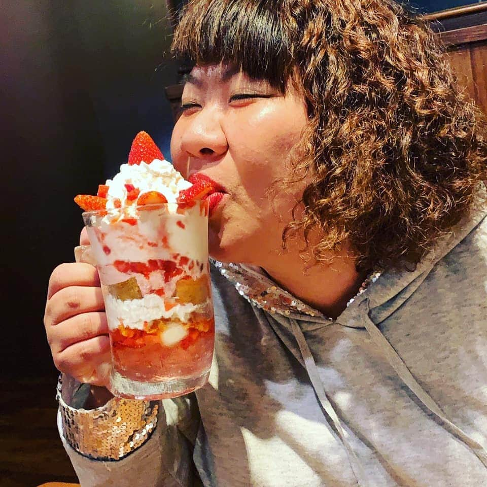 八つ橋てまりさんのインスタグラム写真 - (八つ橋てまりInstagram)「ご飯食べにいっきたー♡ 美味しいお蕎麦やさん♡ 竹ノ塚にある#大むら さん  からの、まさくん仕事終わりにお茶に行って、ビックパフェを注文🍓  アハハオホホと笑いあって、充電完了‼️ もう、大盛りは食べないと誓った日😅 よし君が頑張って食べてくれた🤣🤣🤣 まさくん、ご馳走様でした‼️ あっ、またびっくりドンキー行ったの、よし君にバレるー😆  #お蕎麦 #竹ノ塚 #びっくりドンキー #ビックパフェ #🍓 #いちご #苺 #てまり #happy #ご馳走様でした #タロット #カラーセラピー #癒し #練習 #ありがとう」4月20日 17時10分 - temari.odebu