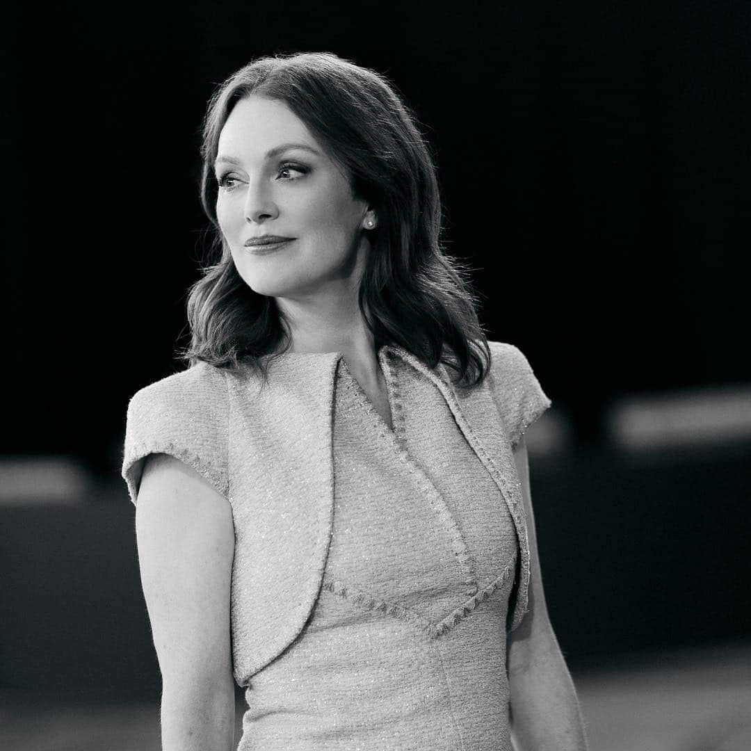 シャネルさんのインスタグラム写真 - (シャネルInstagram)「Actress @JulianneMoore arrived in Shanghai for the launch of the Mademoiselle Privé exhibition in the West Bund Art Center wearing a dress from the Spring-Summer 2019 #CHANELHauteCouture collection. #MademoisellePrive #MademoisellePriveShanghai #CHANEL #JulianneMoore」4月20日 17時10分 - chanelofficial