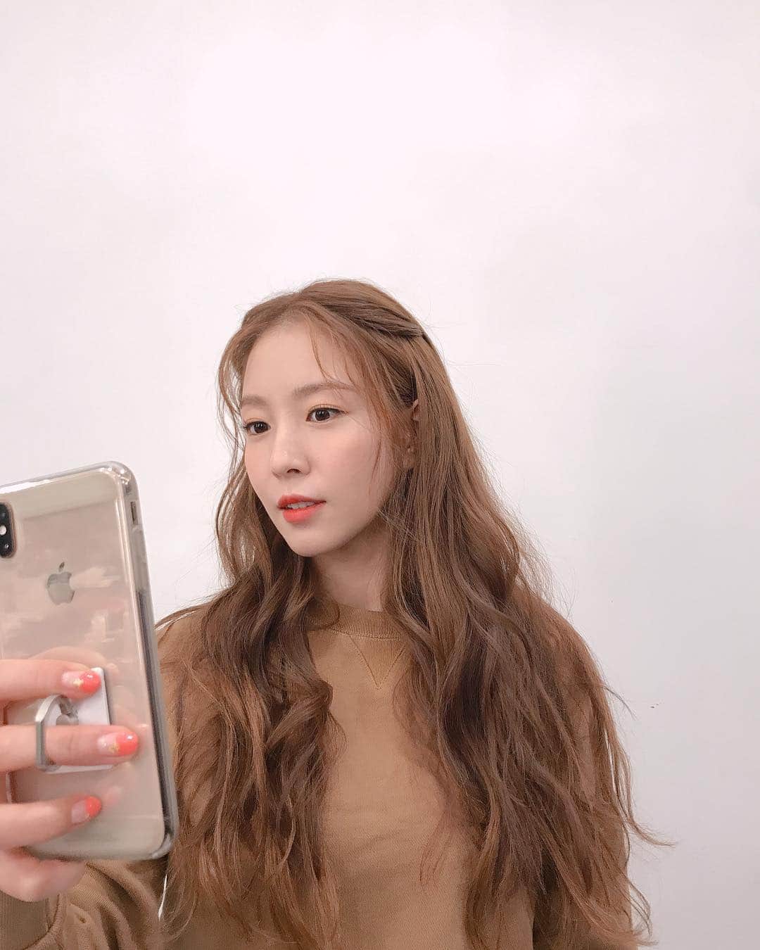 BoAのインスタグラム：「셀카보단 남찍이지 🤟」