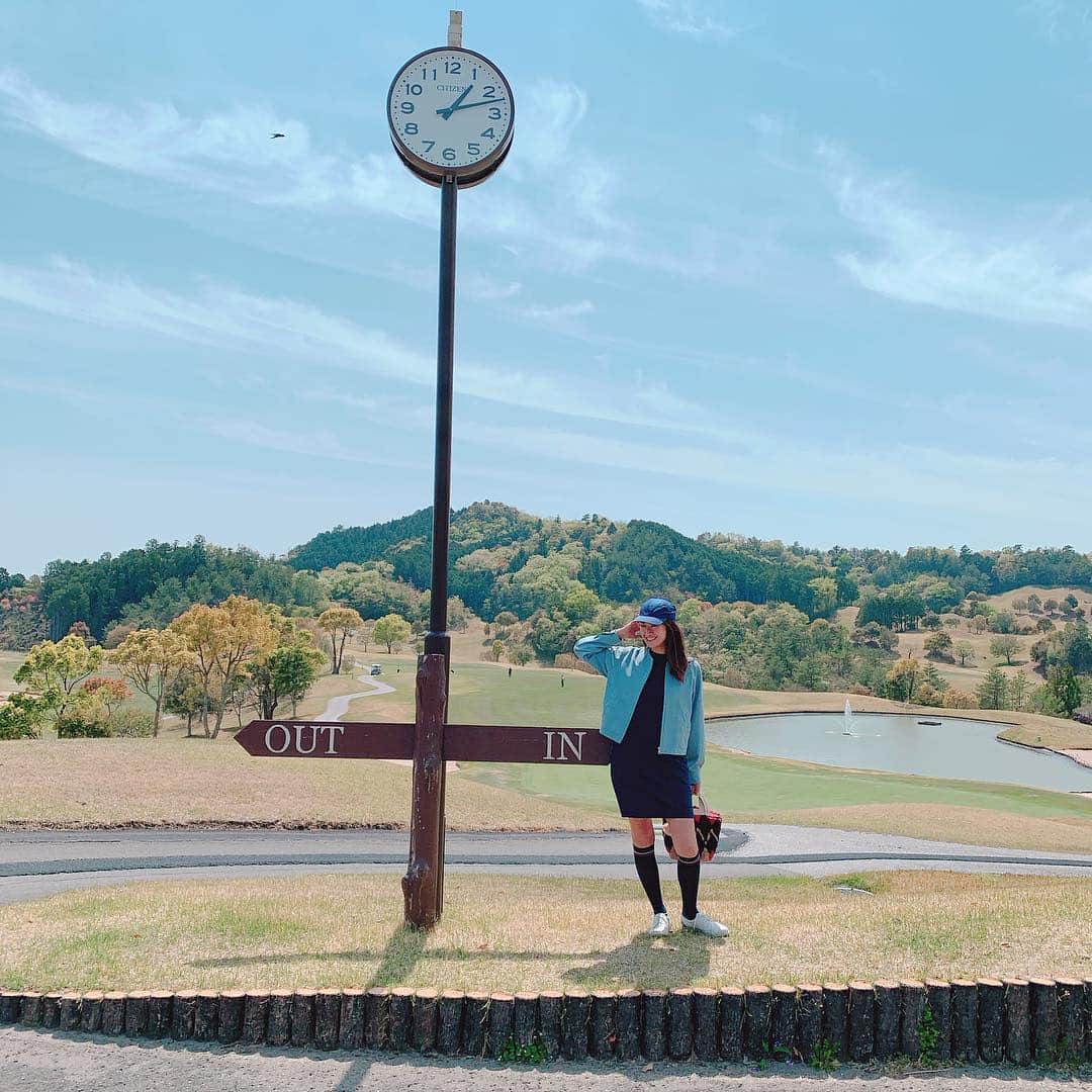 森下千里のインスタグラム：「ハイソックスを履けば、 さらっとゴルフスタイル🏌️‍♀️⛳️ . この日は珍しくいいゴルフができました。 集中力ってほんとに大事😂 コンビニで売ってたらいいのにー。 朝買って飲んでから行っちゃうよね💊 . . #golf #beatifulsky #ゴルフ日和 #いい景色 #高知」